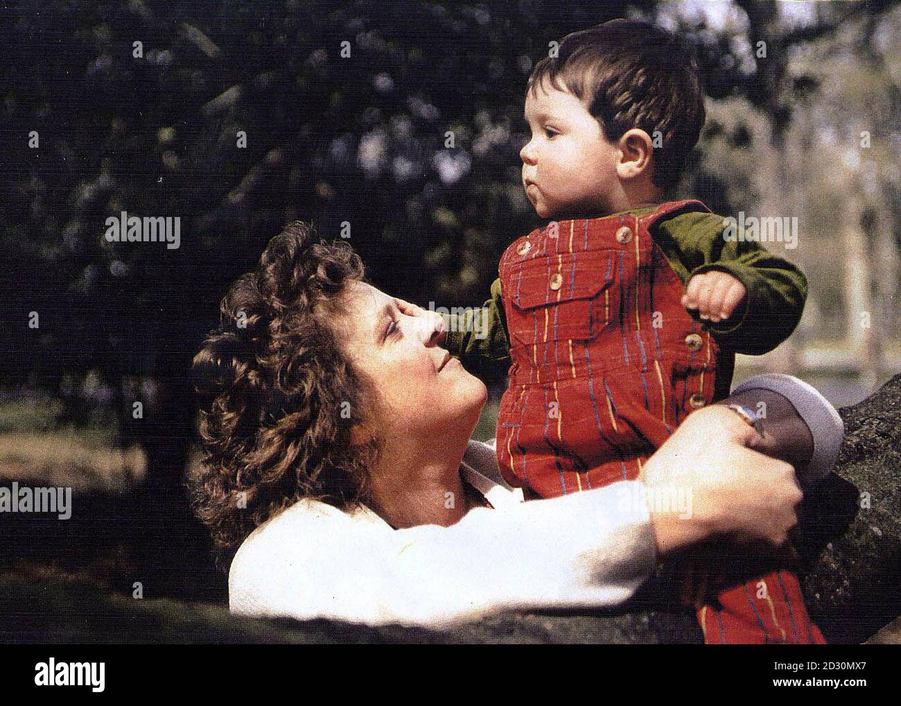 Sammeln Sie Foto von 33-jährige Rachel Gwilliam, aus Drybrook, Gloucestershire mit ihrem Kind. Rachel starb an der Creutzfeldt-Jakob-Krankheit, dem menschlichen BSE-Stamm, nachdem ihm ein Hormon zur Bekämpfung der Krankheit injiziert wurde. *Rachels Eltern, Brenda und Roger Preece, sagten nach einer Untersuchung in ihren Tod: Wir haben unsere Tochter in Unwissenheit zum Tode verurteilt. Wir sind mit nichts außer Schuld gelassen, dass wir der Behandlung zugestimmt haben. Ärzte und ihrer Familie war es nicht bekannt, ihr wurde ein Hormon injiziert, das mit der Creutzfeldt-Jakob-Krankheit, der Krankheit, die häufig mit BSE assoziiert wird, kontaminiert war. Stockfoto