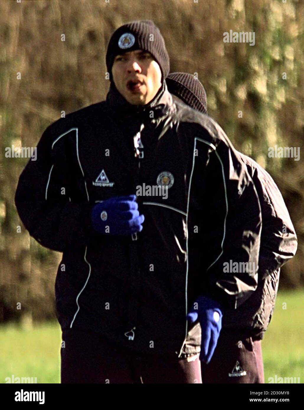 Dieses Bild kann nur im Rahmen einer redaktionellen Funktion verwendet werden. Stan Collymore von Leicester City auf dem Belvoir Trainingsgelände, Leicester. Das Team wurde nach einer Nacht betrunkener Nachtschwärmer aus dem spanischen Ferienort La Manga nach Hause geschickt. * Collymore wurde beschuldigt, einen Feuerlöscher in einer Hotelbar eingestellt zu haben, der dazu führte, dass die Füchse aus ihrem spanischen Trainingslager in Schande nach Hause geschickt wurden. Der 29-jährige Stürmer, der zugab, dass er "kein Engel" war, unterschrieb für den Verein einen Pay-as-you-play Deal. Stockfoto