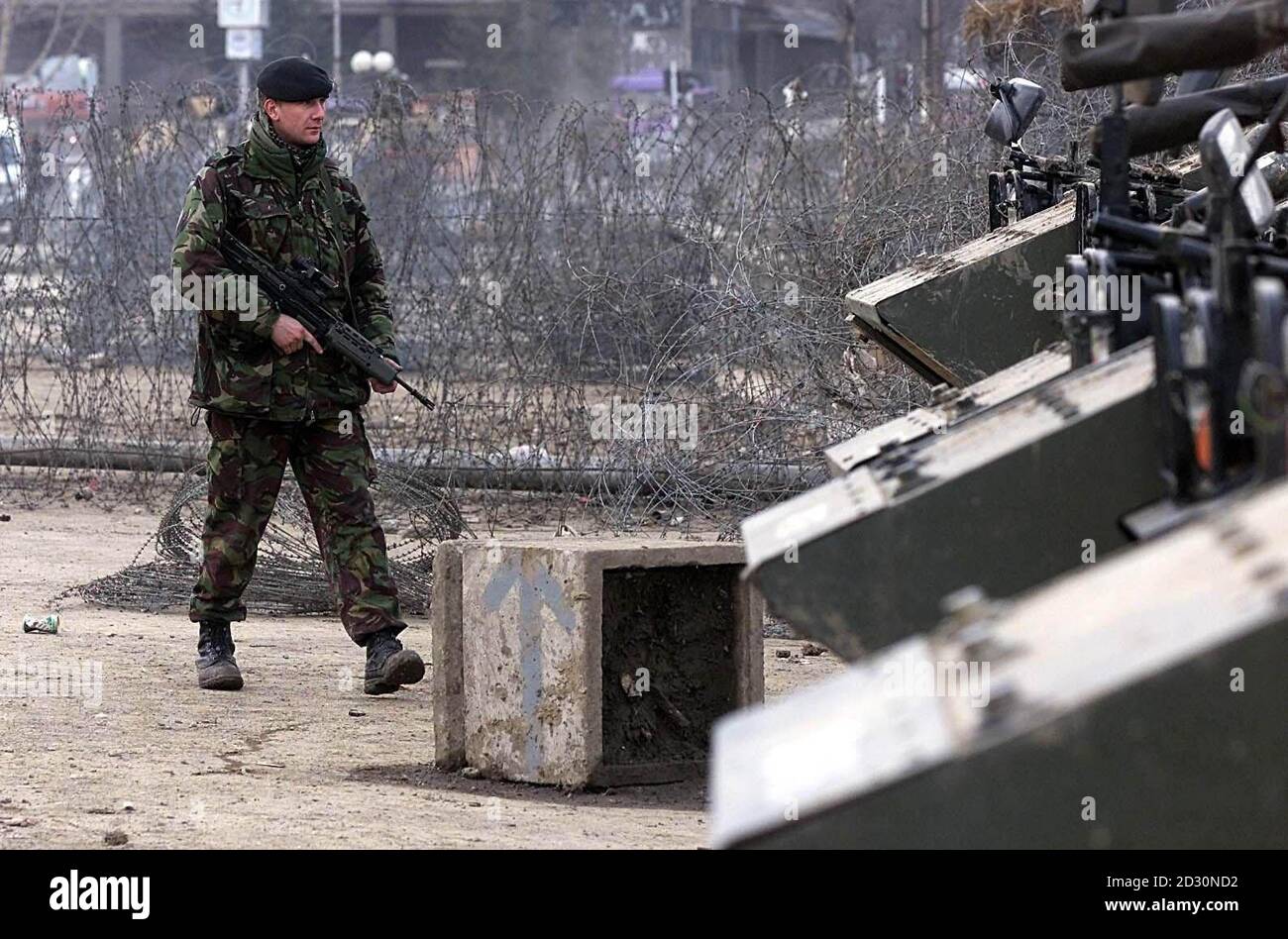 Ein Mitglied der 2. Green Jackets mit einem SA80 Gewehr, auf der Wache im Süden von Mitrovica im Kosovo, wo sich früher über 10,000 Menschen aus Protest gegen Mitrovica versammelt hatten, ist in kosovarische und serbische Gebiete aufgeteilt. *Alle 300,000 Standardgewehre, die von den britischen Streitkräften verwendet werden, müssen möglicherweise geändert werden, nachdem sich die Truppen über das Einstauen der Waffen bei extremen Temperaturen beschwert haben. Im Jahr 1998 wurden die Waffenhersteller Heckler & Koch gebeten, die Waffe zu modifizieren und Extremtemperaturtests in Kuwait und Alaska durchzuführen. Ihr Bericht wurde im Dezember 1998 an Verteidigungsminister Geoff Hoon übergeben, und er wird es dann auch noch abarbeiten Stockfoto