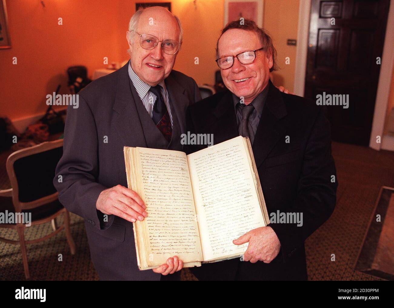 Der am häufigsten inszenierte Dramatiker Edvard Radzinsky (r) Russlands