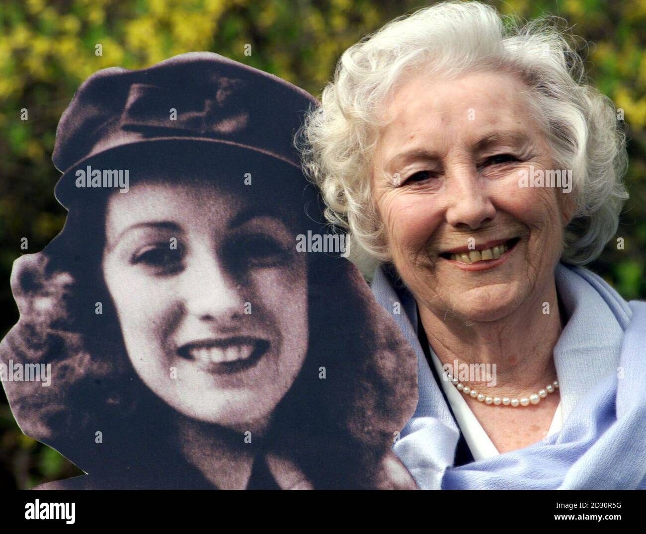 Dame Vera Lynn im Garten des Savoy Hotels, nachdem sie in einer landesweiten Umfrage zur Persönlichkeit des Jahrhunderts ernannt wurde. Andenken an die Forces Sweetheart sollen in einem Millennium Vault in Guildford, Surrey, versiegelt werden, das erst im Jahr 3000 geöffnet wird. * EINE lebensgroße Vergrößerung eines der berühmtesten Kriegsfotografien von Dame Vera wird unter den im Millennium Vault versiegelten Gegenständen sein. Stockfoto