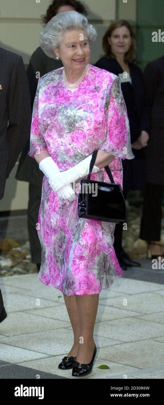 Die Queen kommt im Immigration Museum in Melbourne an. Sie ist auf einer 16-tägigen Tour durch Australien. Ihre Majestät enthüllte bei einem offiziellen Mittagessen in Melbourne den geheimen Wunsch, Australiens Top-Pferderennen, den Melbourne Cup, zu gewinnen. Stockfoto