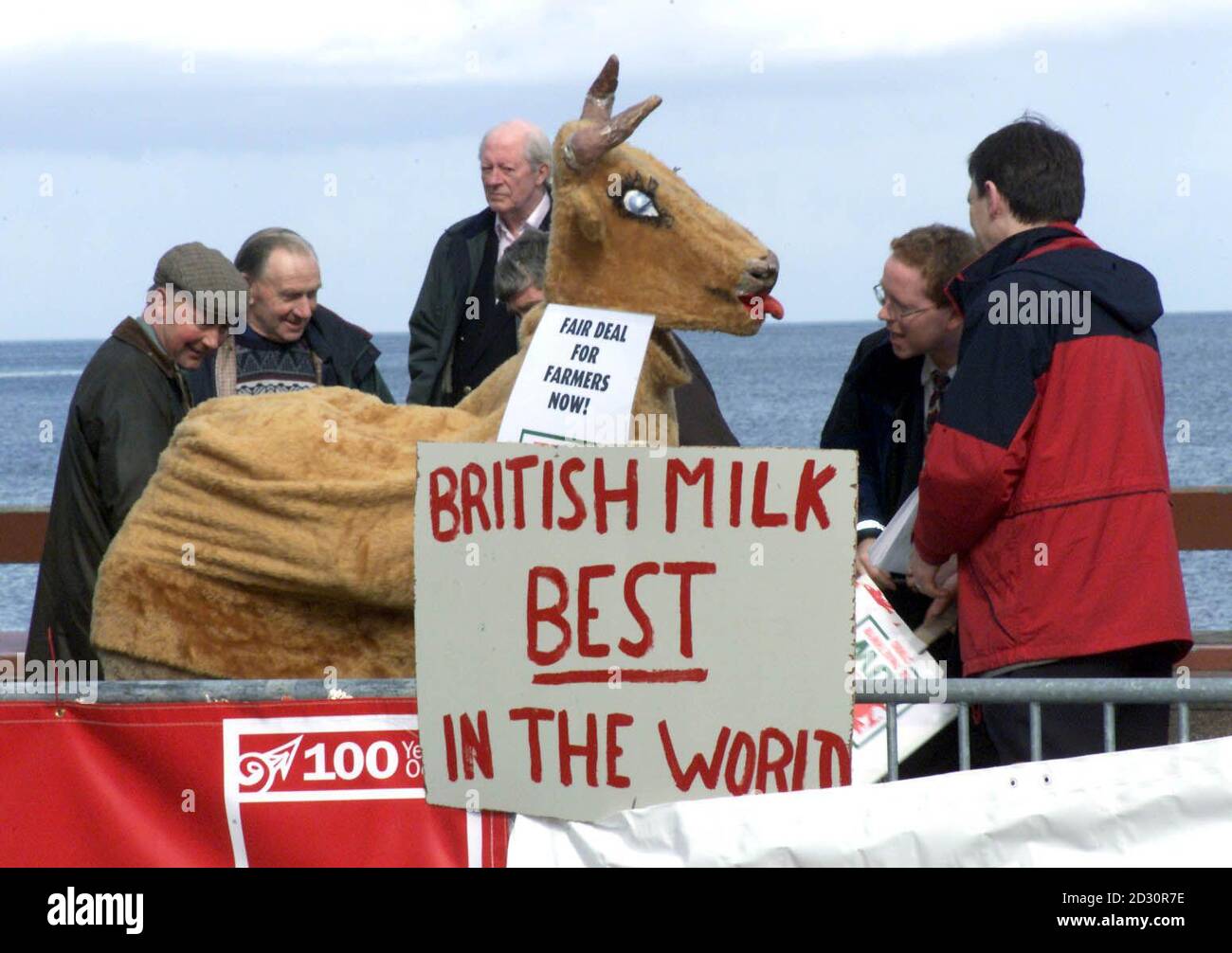 Milcherzeuger protestieren vor der Konferenz der Welsh Labour Party in Llandudno in Nordwales. Stockfoto