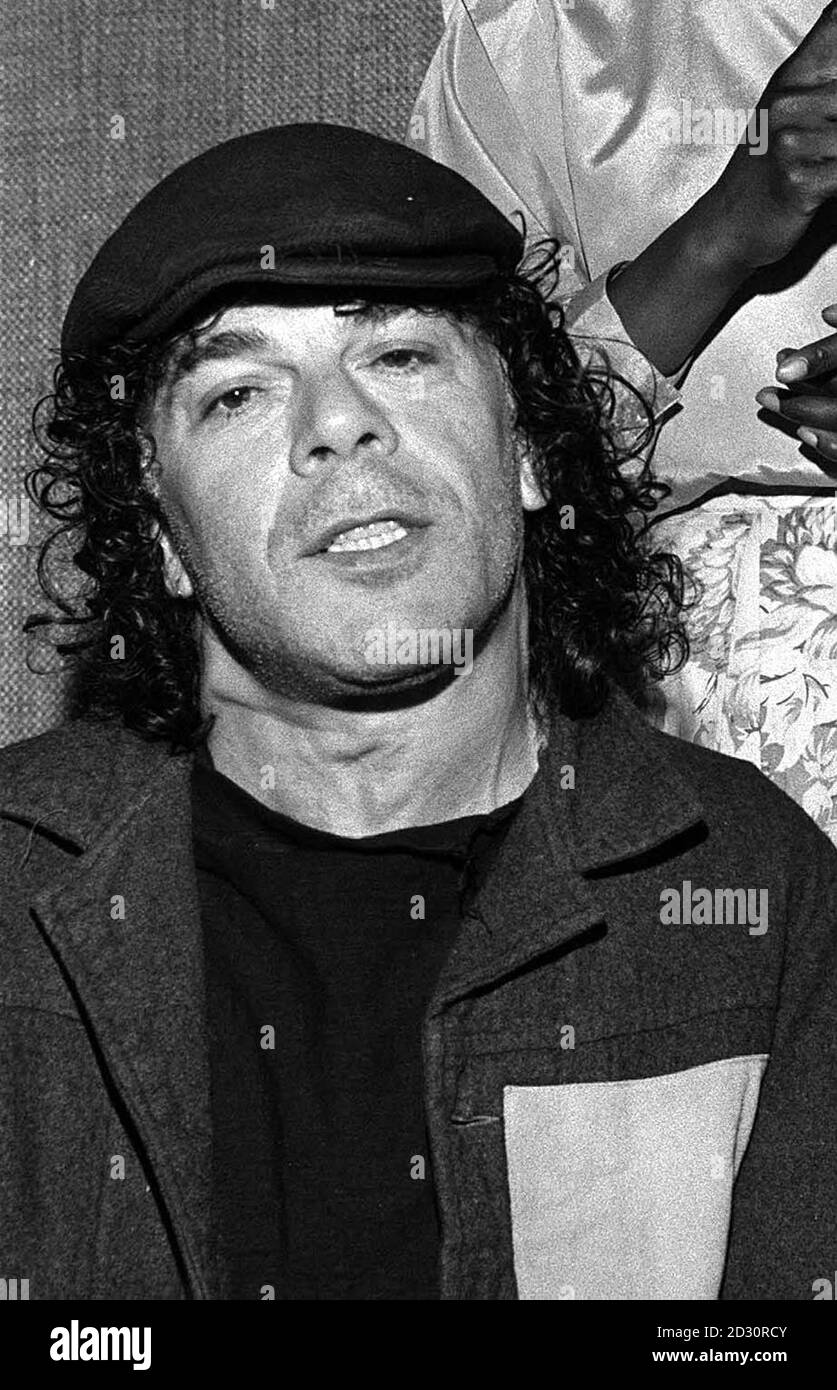 Ian Dury in London bei der Gründung des Disability Resource Teams des Greater London Council. Der Musiker Dury hat heute Montag, den 27 2000. März, seinen langen Kampf gegen Krebs verloren, sagten seine Agenten. Dury, 57, der sich am besten für sein Lied Hit Me With Your Rhythm Stick erinnert, hatte an Leberkrebs gelitten. Er starb heute Morgen. Siehe PA Geschichte TOD Dury. PA-Fotos Stockfoto