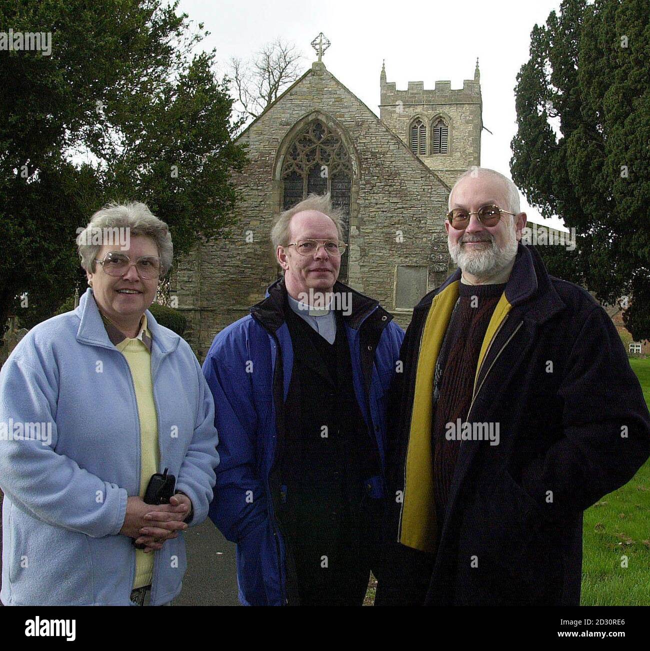 Die Kirchenwächter Carole Evans und John Martin mit dem Vikar Rev. Keith Harrison (Mitte) der Pfarrkirche St. John the Baptist in Warwickshire, als ein Richter am Obersten Gerichtshof ein Gesetz aus dem Jahr 1932 bestätigte, das ein Paar Grundbesitzer aus Warwickshire dazu zwang, kostspielige Reparaturen zu bezahlen. * ...von mehr als 95,000 bis zum Chor der alten Pfarrkirche. Andrew und Gail Wallbank, die in Carno, Powys, eine Schaffarm haben, hatten ihre Verpflichtung zur Zahlung der Summe und der Zinsen, die gemäß dem Chancel Repairs Act 1932 verhängt wurden, angefochten. 17/5/2001: Grundbesitzer Andrew Wallbank, der mit seiner Frau Gail eine Berufung beim High Court in gewonnen hat Stockfoto