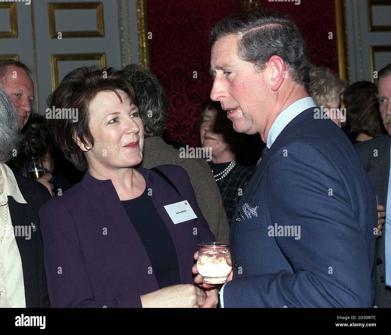 Der Prinz von Wales spricht mit Fernsehkoch Delia Smith vor der Verleihung der BBC Radio 4 Food Program Awards im St. James' Palace in London. Der Prinz sprach und übergab Auszeichnungen im Palast, für das Nahrungsmittelprogramm. Stockfoto