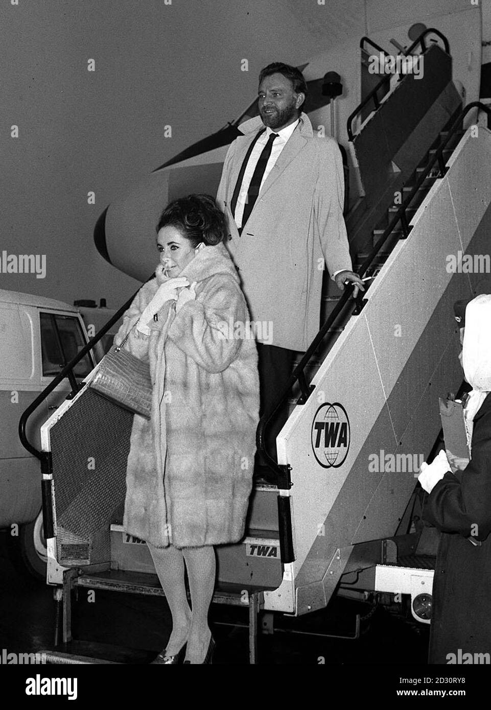 Hollywood-Star Elizabeth Taylor mit dem Mann, den sie zweimal heiratete, Schauspieler Richard Burton. Miss Taylor, 63 Jahre alt, soll sich von ihrem siebten Ehemann Larry Fortensky getrennt haben. Stockfoto