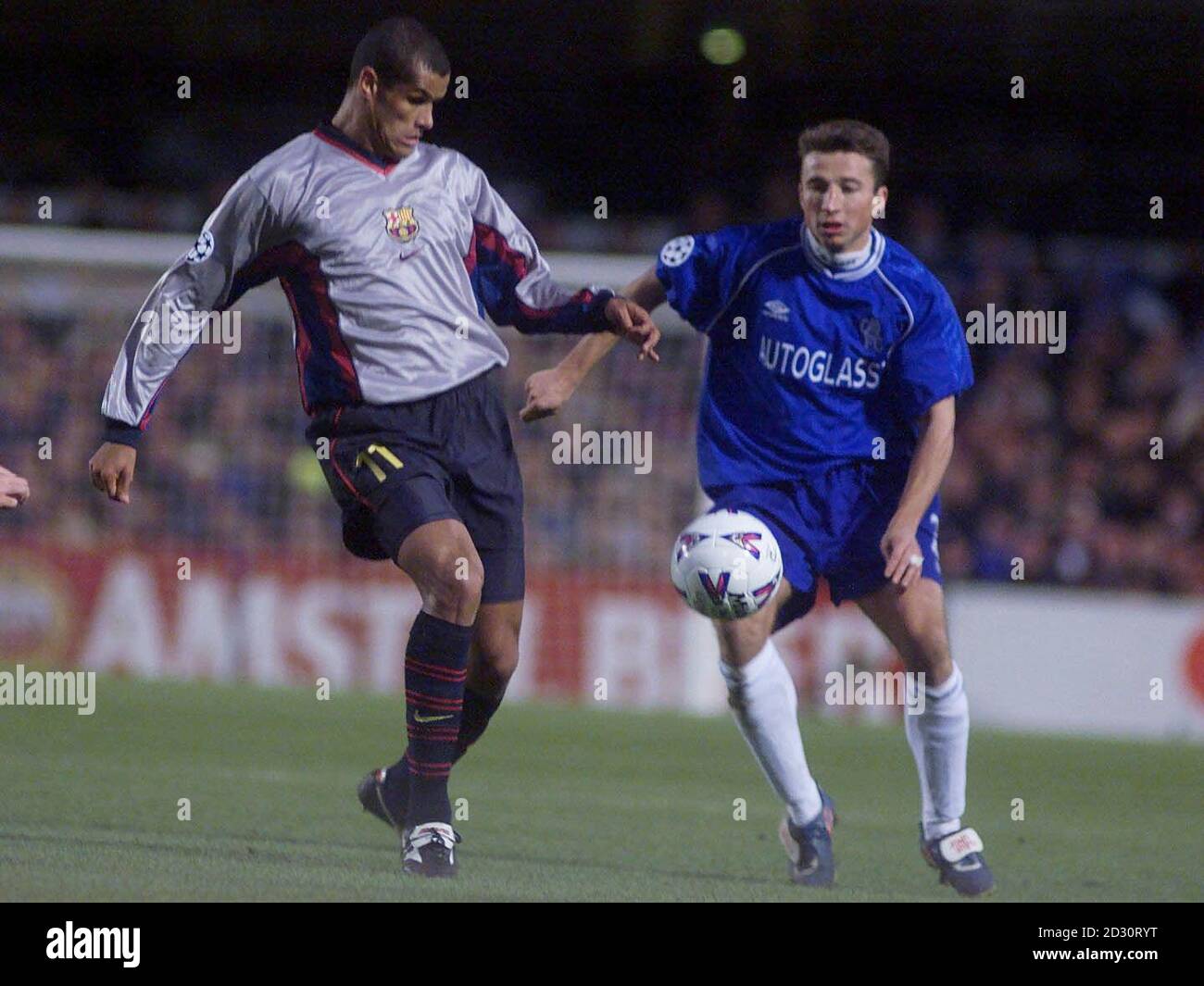 Dieses Bild kann nur im Rahmen einer redaktionellen Funktion verwendet werden. Barcelonas Rivaldo (links) kommt beim UEFA Champions League-Viertelfinale in der Stamford Bridge, London, vor Chelsea's Dan Petrescu an den Ball. Stockfoto
