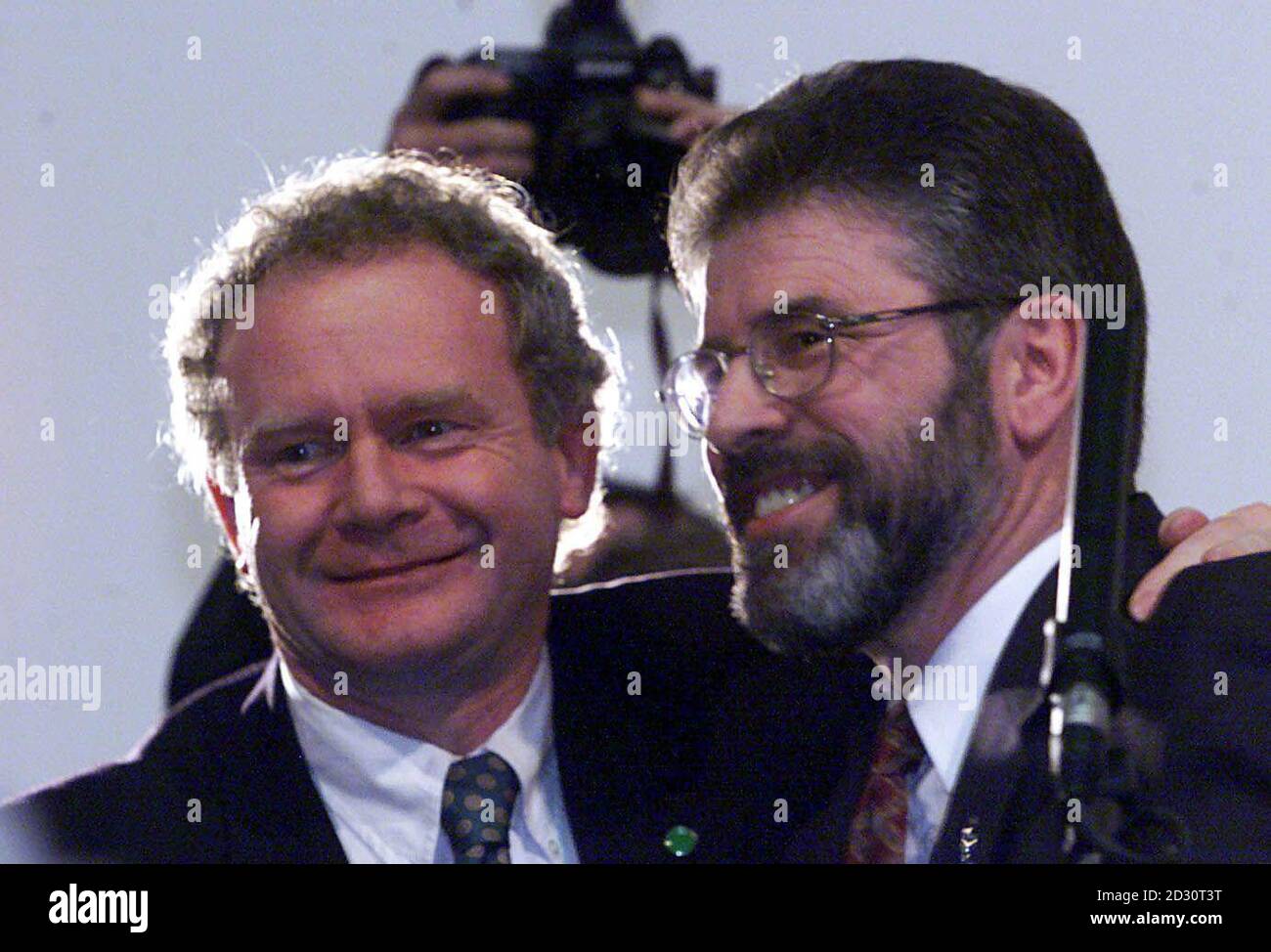 Sinn Fein-Präsident Gerry Adams (R) mit Martin McGuinness, nachdem er vor der Jahreskonferenz der Partei in Dublin sprach. Adams warnte davor, dass Nordirland in einen Konflikt zurückrutschen könnte, wenn die politischen Institutionen in Stormont nicht reaktiviert werden. Stockfoto