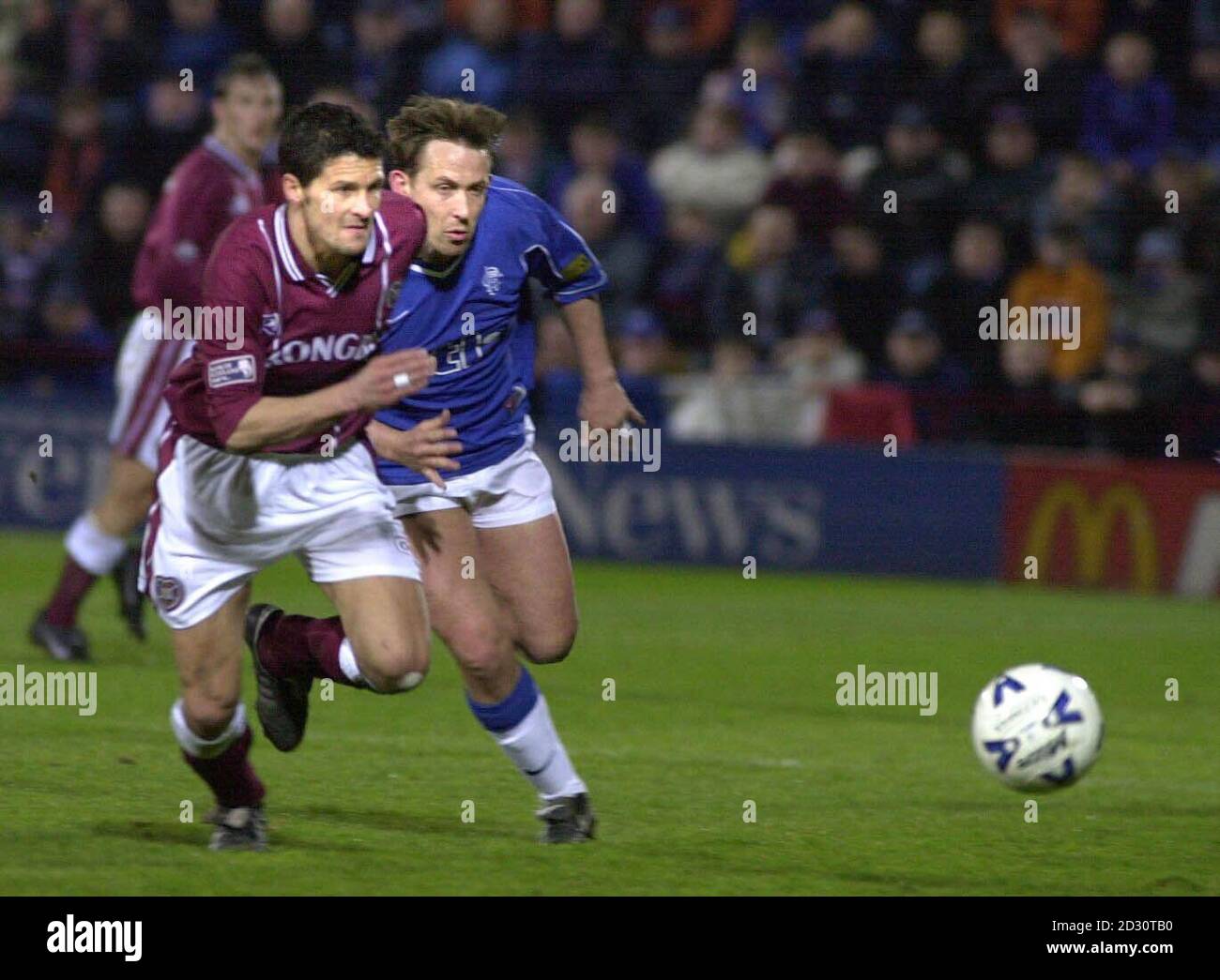 Ranger's Billy Dodds (rechts) jagt das Herz von Midlothians Thomas Flogel während des Spiels der Scottish Premier League im Tynecastle Stadion in Edinburgh. Stockfoto