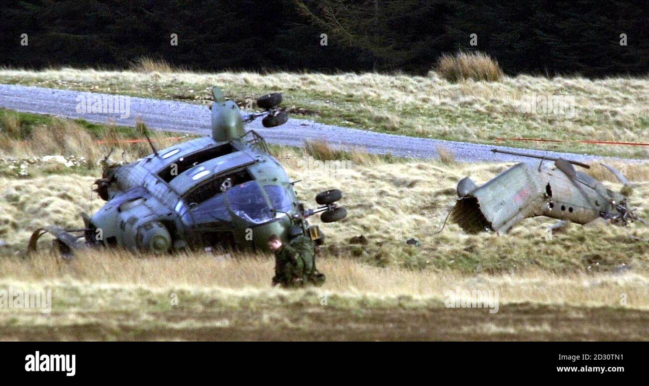 Die Szene des Hubschrauberabsturzes in Catterick, North Yorkshire, wo neun Personen bei einem Routinetraining verletzt wurden. Vierzehn Personen waren zum Zeitpunkt des Absturzes an Bord des RAF Puma Hubschraubers. * ..vier Besatzungsmitglieder von 33 Squadron, RAF Benson in Oxfordshire und 10 Armeeangehörige. Die Verletzten wurden nach dem Unfall gegen 12.20 Uhr ins Krankenhaus in Northallerton gebracht. Stockfoto