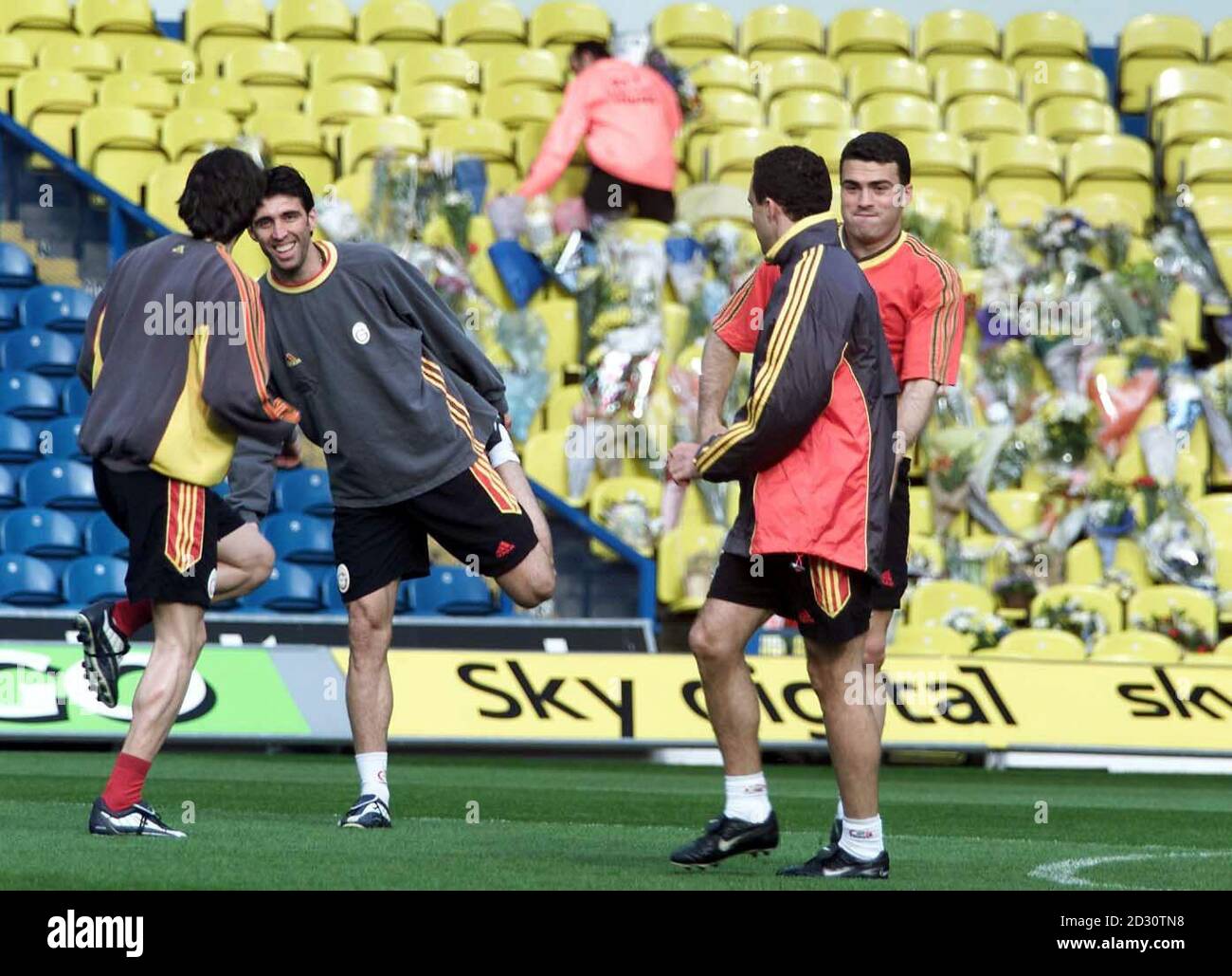 Das Galatasaray-Team trainiert in der Eland Road von Leeds United unter floralen Tributen vor ihrem UEFA-Cup-Fußballspiel gegen Leeds United. Die Polizei von West Yorkshire hat die Fans aufgefordert, Ruhe zu bewahren und sich nicht für den Tod von zwei Anhängern von Leeds vor zwei Wochen in Istanbul zu rächen. Stockfoto