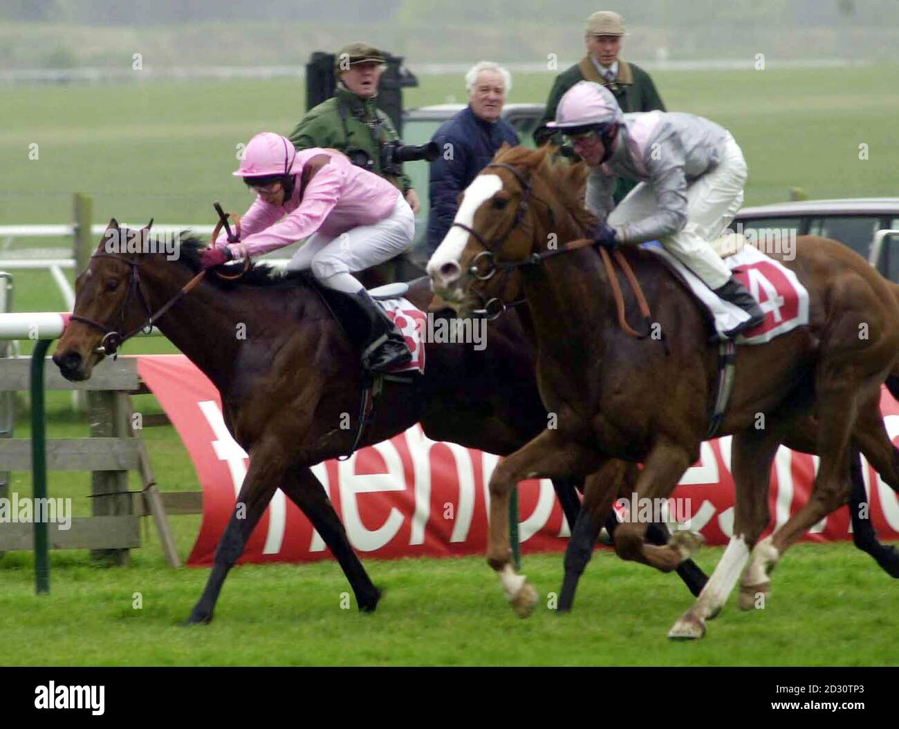 Pawn Broker, rechts, geritten von M J Kinane kommt zuerst vor dem zweitplatzierten Island Sound, links, im John Mowlem Feilden Stakes bei Newmarket. Stockfoto