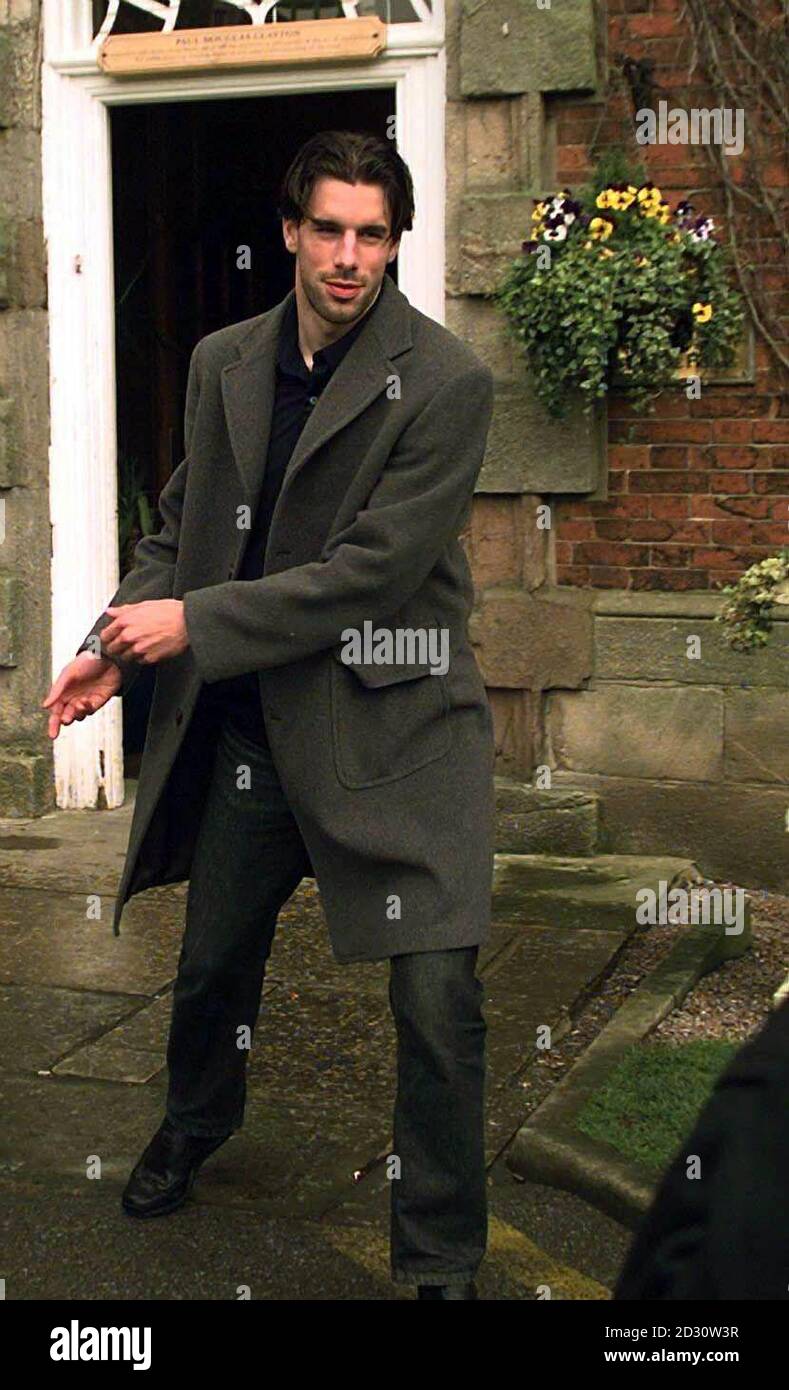 Der potenzielle Neuzugang von Manchester United, Ruud van Nistelrooy, verlässt das Mottram Hall Hotel, Cheshire. Nach einem weiteren Testtag auf dem verdächtigen rechten Knie des Niederländers gab es von Old Trafford noch keine Bestätigung, bevor der Verein beschließt, seine Rekordübertragung abzuschließen. *...21/04/01 Manchester United wird die Unterzeichnung von Ruud van Nistelrooy vom PSV Eindhoven abschließen. * vom PSV Eindhoven. United setzte den Deal sensationell auf Eis, als der Stürmer einen Fitnesstest versagte. Stockfoto
