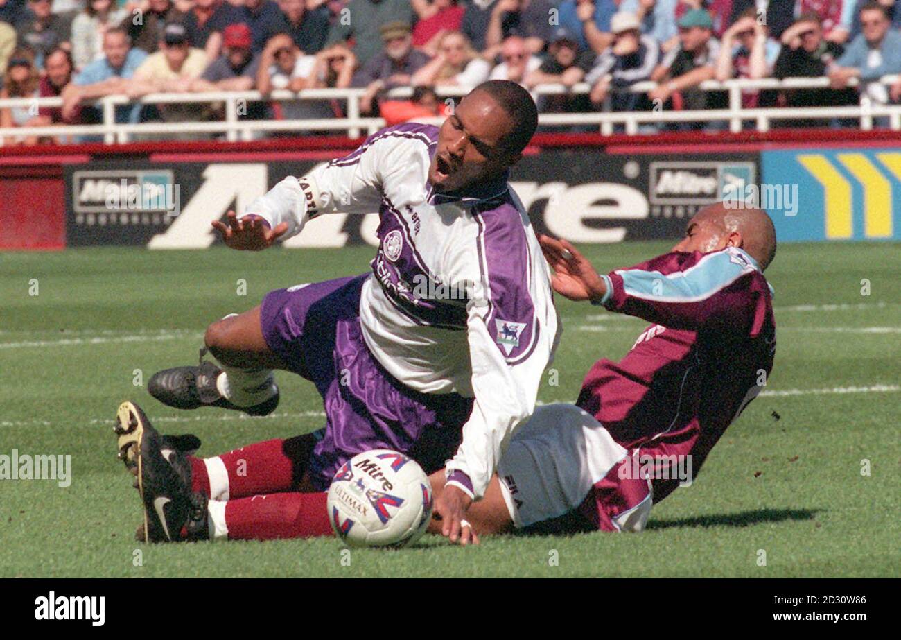 Dieses Bild kann nur im Kontext einer redaktionellen Funktion verwendet werden. Paul Ince von Middlesbrough am empfangenen Ende eines abstürzenden Tackles von Trevor Sinclair von West Ham United während ihres Premiership-Fußballspiels im Upton Park. Stockfoto