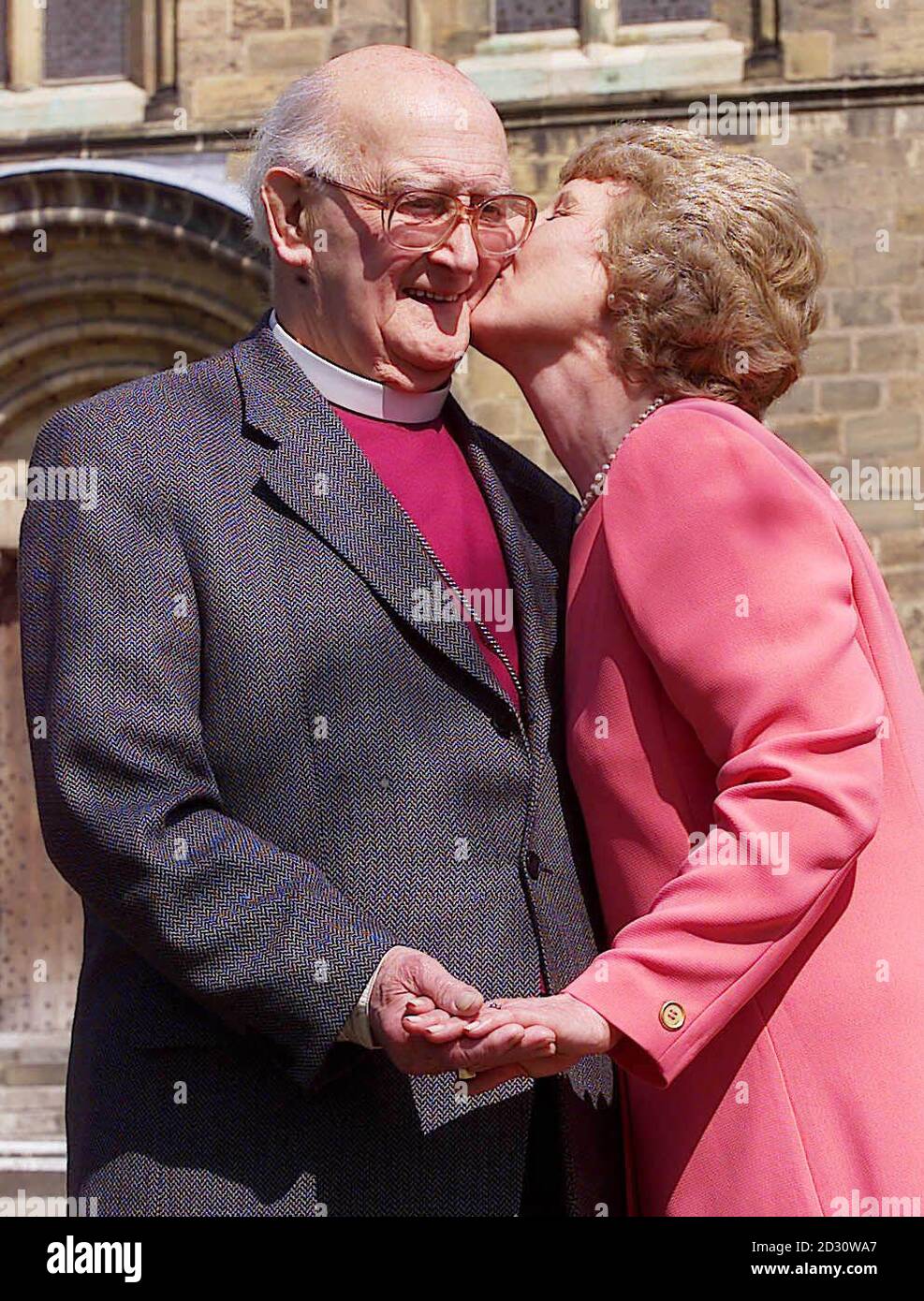 Der RT Rev Bischof Ralph Emmerson, 86, der ehemalige Bischof von Knaresborough, und seine langjährige Freundin, 61 Jahre alte Elizabeth Firth außerhalb Ripon Cathedral, North Yorkshire. Der ehemalige Bischof wird Frau Firth heiraten, in einer Zeremonie in der Kathedrale im Sommer. * das Paar kennt sich seit 44 Jahren und war beide vor einigen Jahren verwitwet. Stockfoto