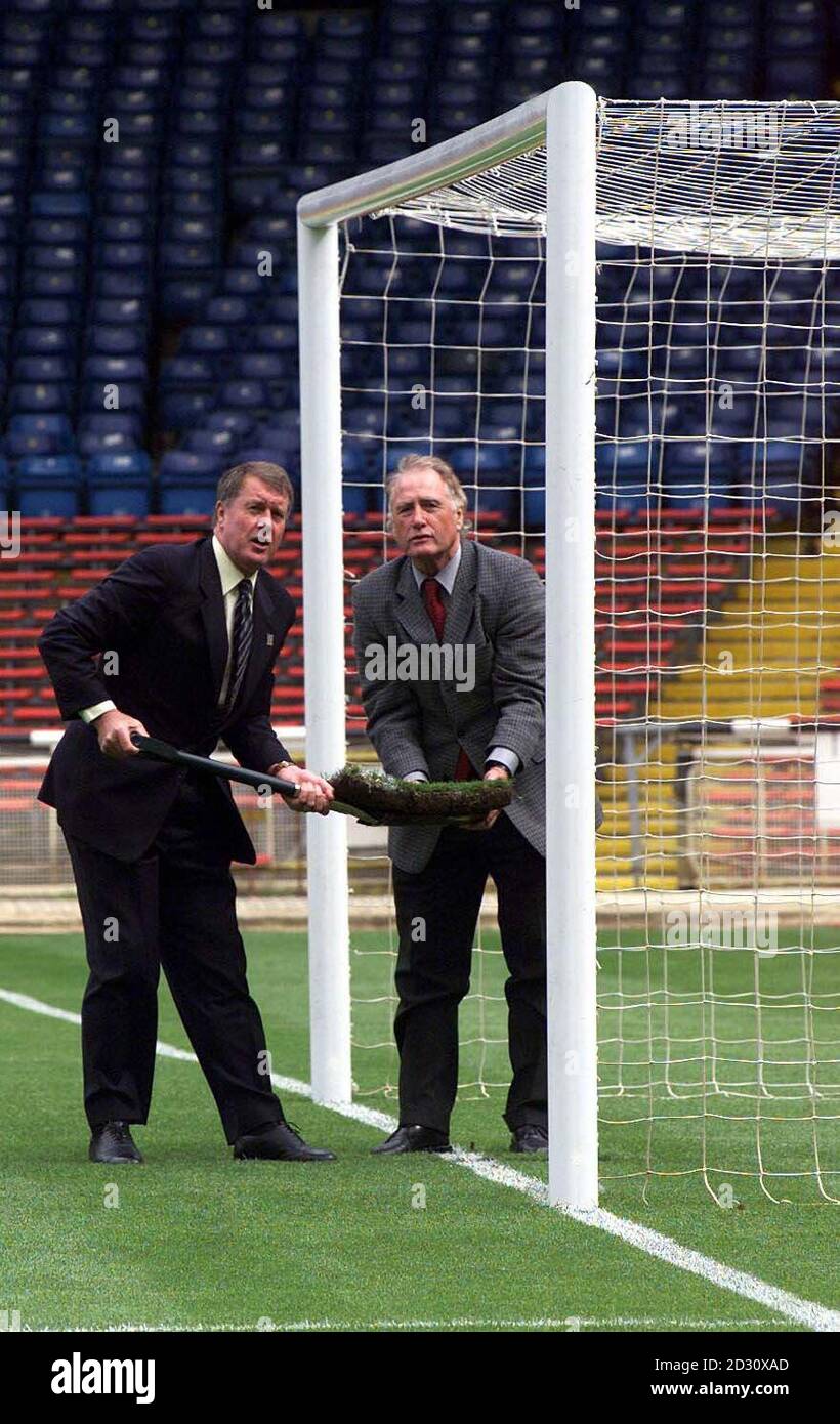 Die englische Fußballlegende Sir Geoff Hurst (rechts) und der deutsche Torwart Hans Tilkowski halten den ausgehobenen Rasen, auf dem der Ball für das umstrittene dritte Tor in der WM 1966 landete. * der Rasen, den sie im Wembley Stadium hoben, wurde in einer Online-Auktion von QXL.com an den Chelsea-Vorsitzenden Ken Bates für 20, 000 verkauft. Stockfoto