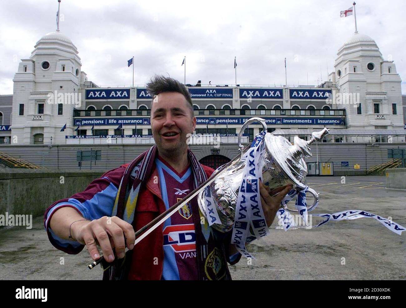 Der klassische Geiger und Villa-Fan Nigel Kennedy versucht, den FA Cup vor Wembley, London, vor dem Cup-Finale zwischen Aston Villa und Chelsea am 20/5/2000 zu spielen. Er wird mit seinem vierjährigen Sohn Sark an dem Spiel teilnehmen. Stockfoto