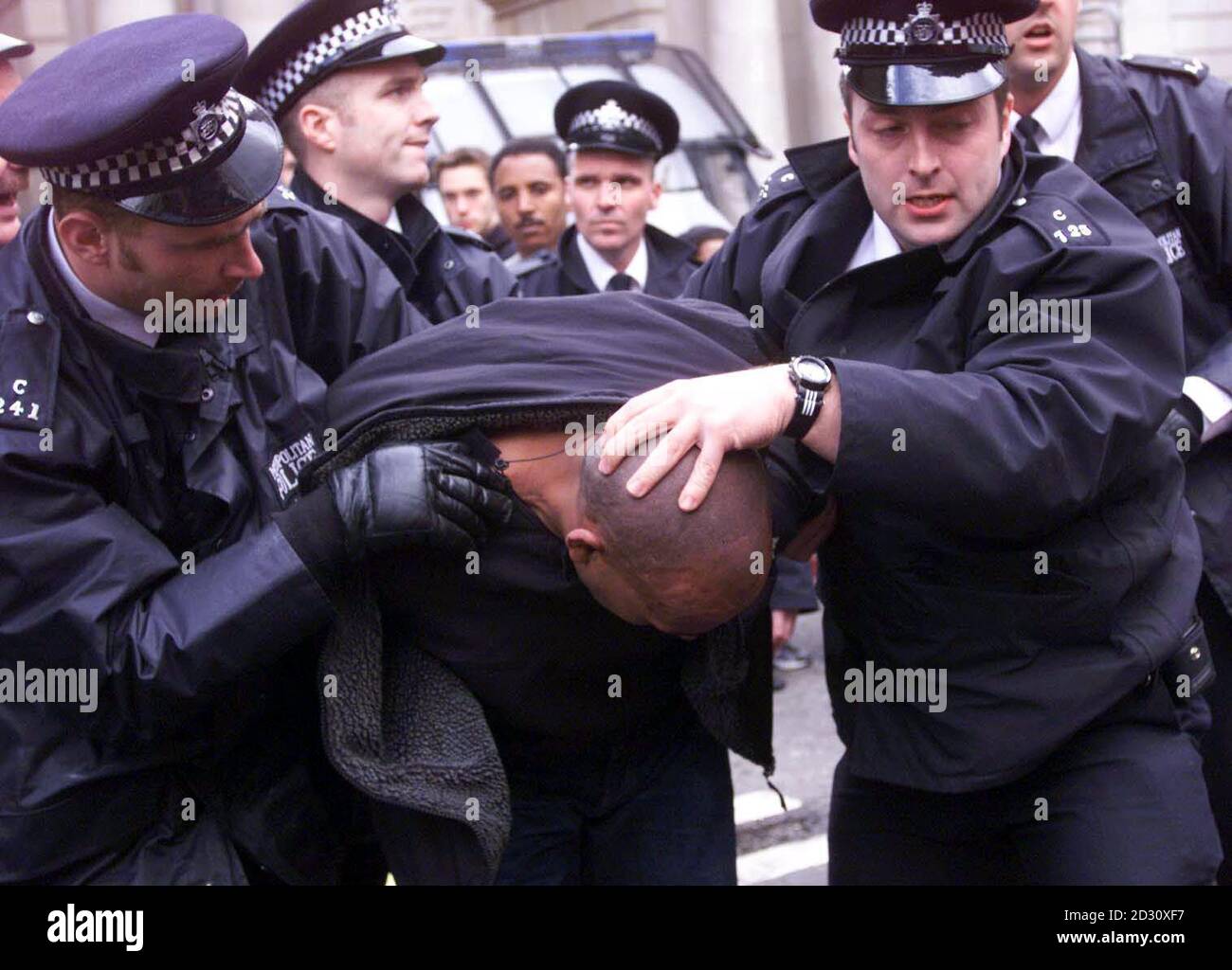 Die Polizei führte einen Mann nach einer Störung zwischen äthiopischen und eritreischen Demonstranten vor der Downing Street in London weg. Etwa 150 Beamte intervenierten, als ein äthiopischer Mob während gewalttätiger Auseinandersetzungen Steine auf eritreische Demonstranten schleuderte. * bei dem einige Personen verletzt und andere verhaftet wurden. Eritreer begannen ihren Protest im Zentrum von London, nachdem die äthiopische Armee ihre Offensive gegen eritreische Kräfte am Horn von Afrika intensiviert hatte. Siehe PA Geschichte POLIZEI Demo. PA-Foto: Sean Dempsey Stockfoto