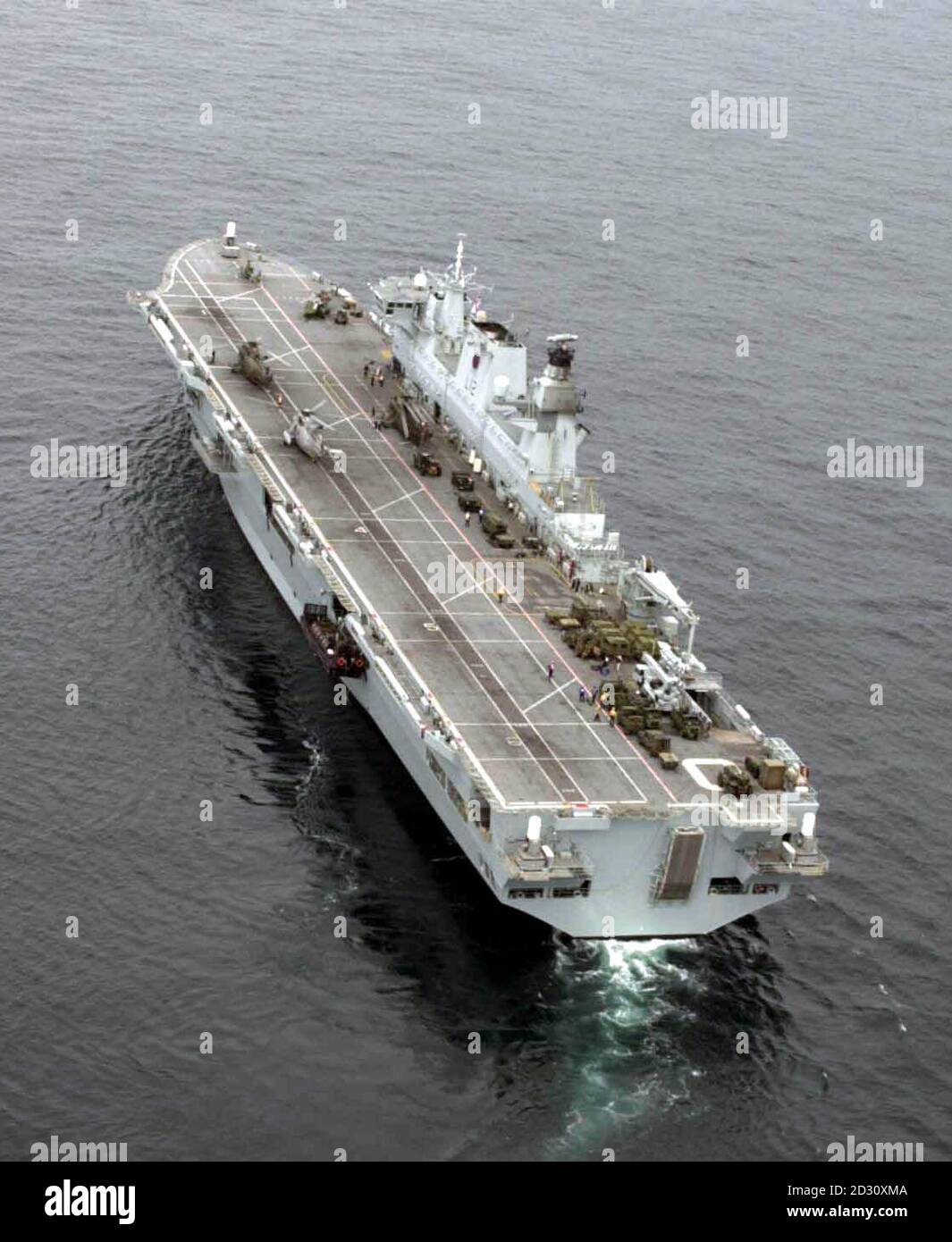 Die HMS Ocean segelt vor Freetown, Sierra Leone, wo rund 700 Marineinfanteristen an Bord sind. 28/10/00: Großbritannien bereitet sich auf die Entsendung einer neuen Task Force nach Sierra Leone vor, um die Friedenstruppe der Vereinten Nationen im westafrikanischen Land zu unterstützen. * der Hubschrauberträger wird voraussichtlich am 30/10/00 vom Verteidigungsminister Geoff Hoon zurück in die Region bestellt. An Bord werden rund 500 Soldaten von 42 Royal Marine Commando sein und HMS Ocean wird voraussichtlich von zwei weiteren Kriegsschiffen und Hilfsschiffen begleitet werden. Die Task-Force - die amphibious Ready Group - ist derzeit an Übungen im Mittelmeer und Stockfoto