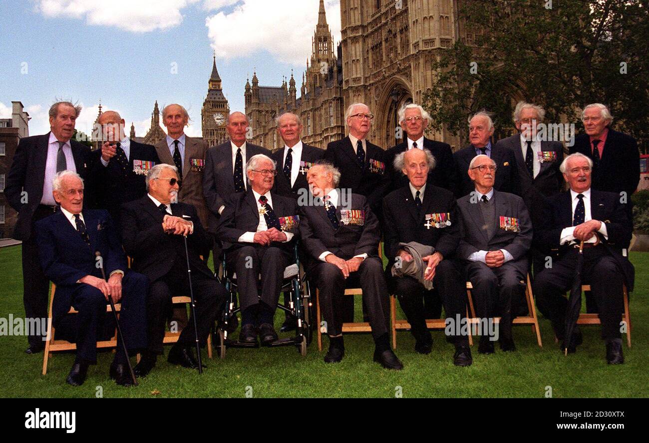 Achtzehn Veteranen der RAF treffen sich vor einem Empfang zum 60-jährigen Jubiläum zu Ehren der Piloten der Battle of Britain in Westminster, London. Die Kämpfer-Asse, meist in den 80ern, wurden in Winston Churchills Rede zur Schlacht von Großbritannien als „die wenigen“ verewigt. * hintere Reihe l bis r: Gruppe Capt B Drake, Wing Comm K W MacKenzie, Flt LT J K Down, Sq LDR D B Nicholls, Sq LDR N H Corry, GP Capt A D Murray, Flt LT O V Burns, Air Comm P M Brothers, Wing Comm J R C Young, Wing Comm P P C Barthropp. Vordere Reihe l bis r: Wing Comm J G Sanders, Sq LDR V C Simmonds, Air CH Marshal Sir Christopher Foxley-Norris, GP Capt W D Dav Stockfoto