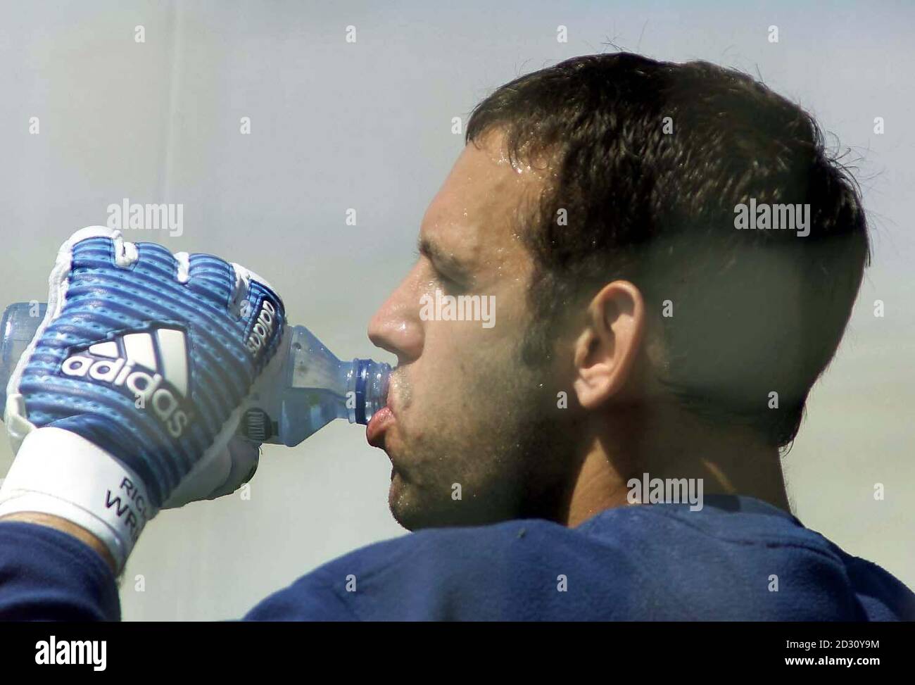 Dieses Bild darf nur im Rahmen eines redaktionellen Features verwendet werden. Richard Wright, einer der drei Euro 2000 Torhüter Englands, trinkt bei einem Training im Malta National Stadium ein Getränk Wasser. * Wright wird im Tor für den Start des freundlichen internationalen Fußballspiels gegen Malta sein. Stockfoto