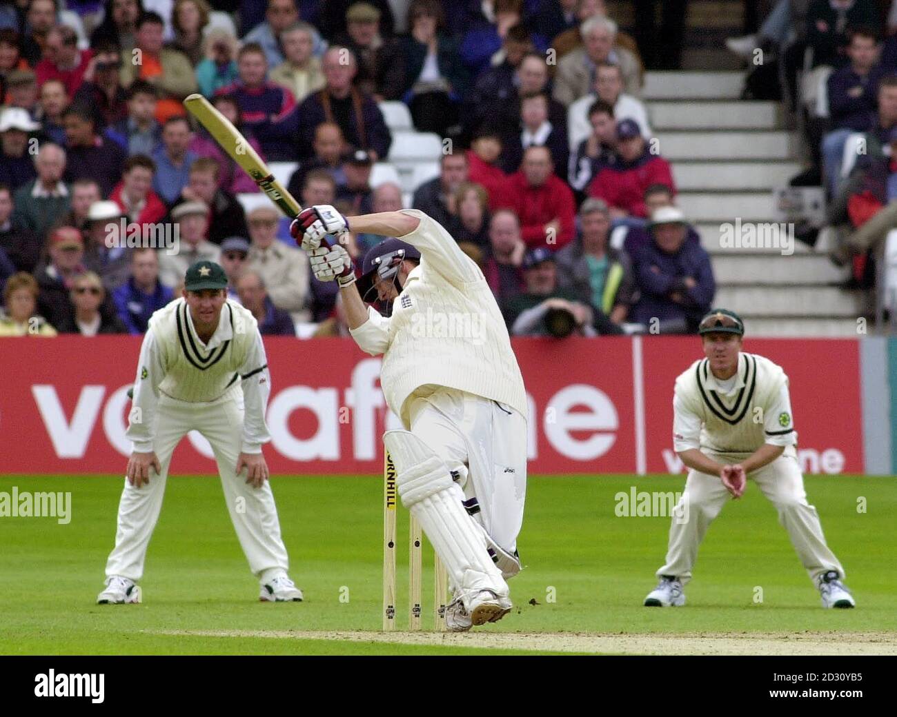 Englands Chris Schofield trifft am dritten Tag ihres zweiten Cricket-Test-Spiels in Trent Bridge in Nottingham einen unorthodoxen Schuss gegen das Bowling Simbabwes. Stockfoto