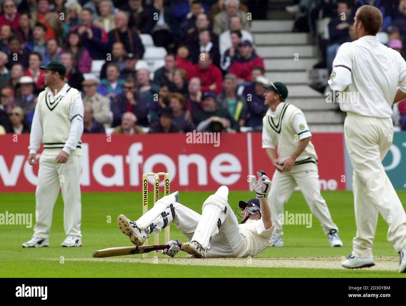 Englands Chris Schofield (Mitte) fällt am dritten Tag ihres zweiten Cricket-Test-Spiels in der Trent Bridge in Nottingham zu Boden und trifft einen unorthodoxen Schuss, der die Grenze bildete. Stockfoto