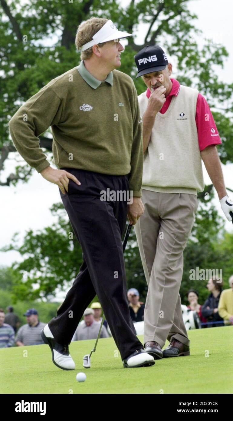 Mark James sieht zu, wie der schottische Colin Montgomerie (vorne), kaum glauben kann, dass er einen Birdie-Putt auf dem 2. Green während der Finalrunde der English Open im Forest of Arden Club, Meriden, verpasst hat. Stockfoto