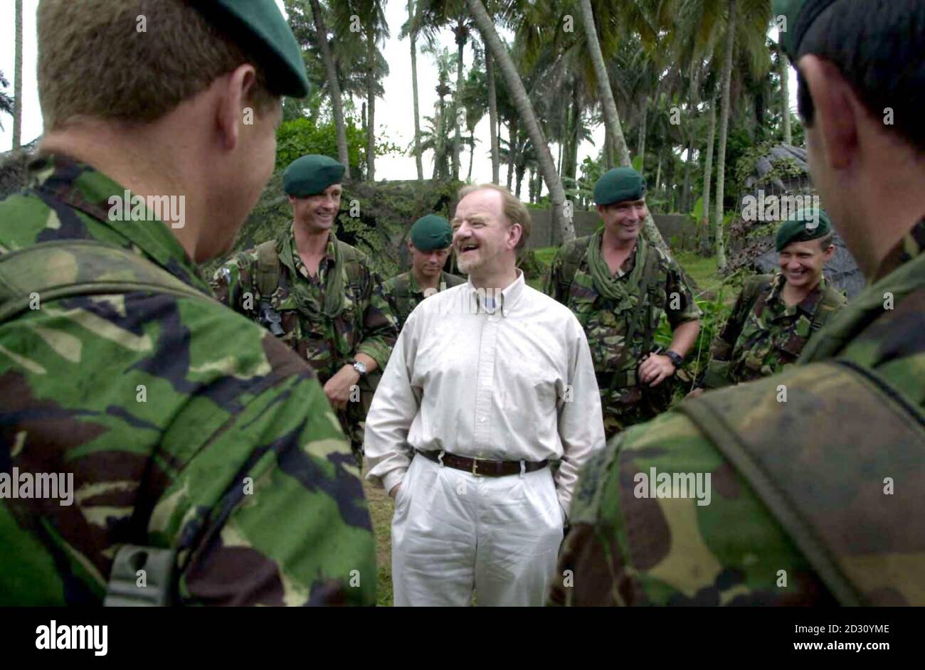 Der britische Foriegn-Sekretär Robin Cook trifft sich mit Marinesoldaten der f42 Royal Marine Commandos, die im Wachdienst am Lungi Beach in Freetown Sierra Leone arbeiten, während des Besuchs von Mr Cook in dem unruhigen westafrikanischen Staat. Stockfoto