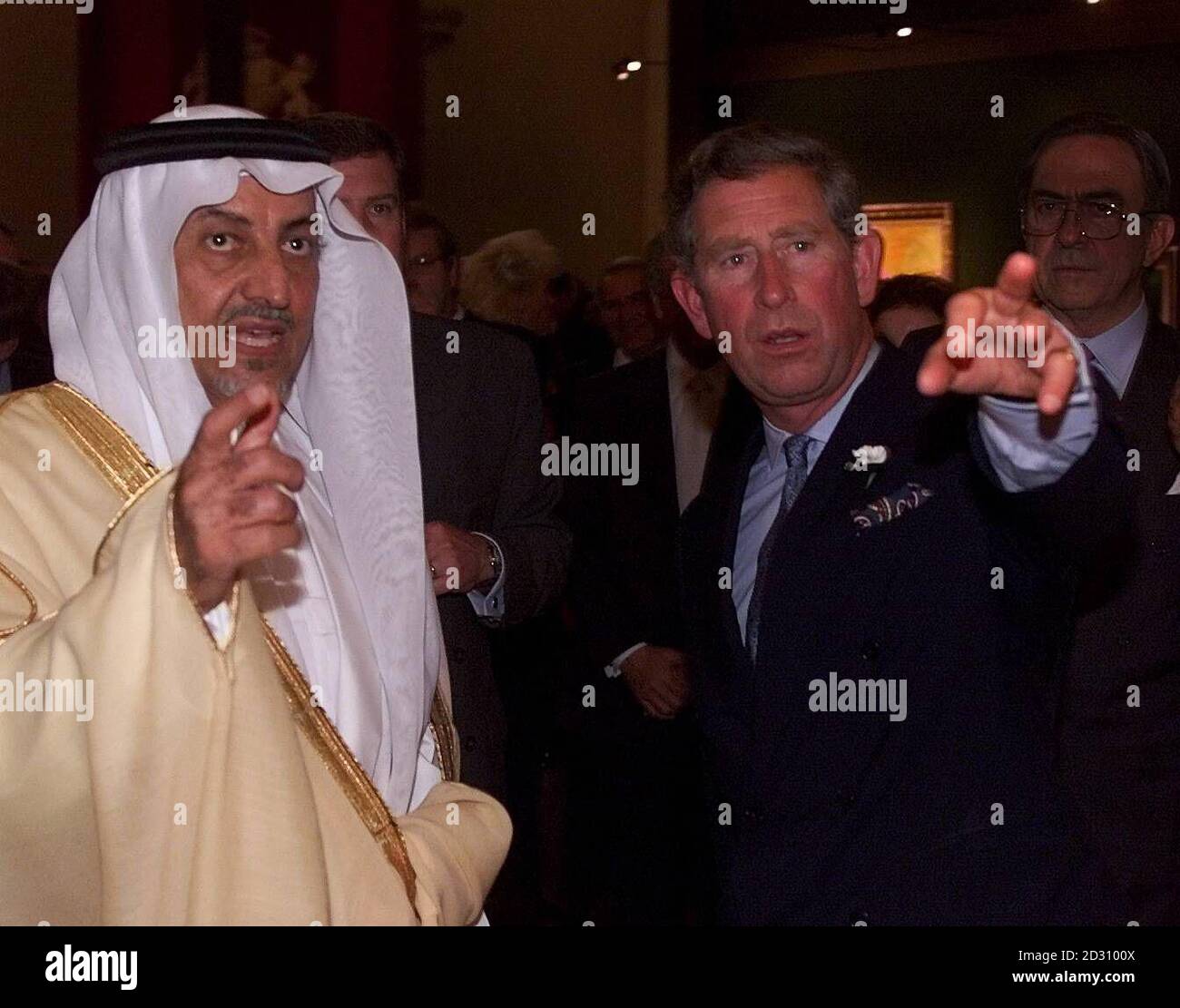 Der Prinz von Wales (R) nimmt an einem Empfang Teil, um seine gemeinsame Gemäldeausstellung mit Prinz Khalid Al-Faisel Al-Saud im Bankettshaus in Whitehall im Zentrum von London zu eröffnen. Stockfoto