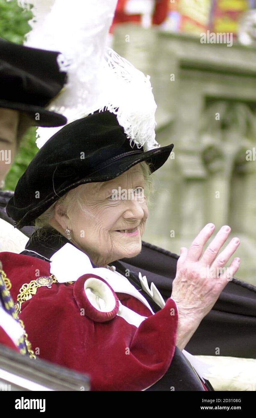 Die Königin Mutter winkt zu den Wellwishern, als sie St. George's Chapel, Windsor Castle, in einem offenen Kutscher nach der Zeremonie des Garterordens verlässt. * 30/3/02: Die Queen Mother ist friedlich in ihrem Schlaf in der Royal Lodge, Windsor, gestorben, teilte Buckingham Palace mit. Stockfoto