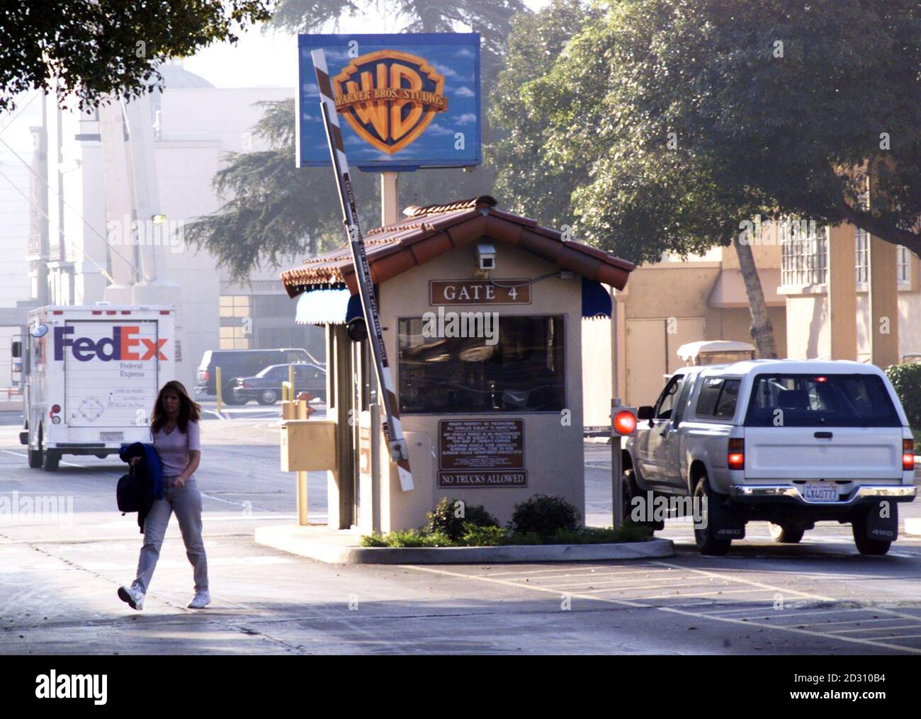 Das Haupttor der Warner Bros.-Studios in Burbank, Kalifornien in diesem März 2000 gesehen ist Datei Foto. Warner Bros., Film und Fernsehen-Studio prüft seine Kosten mit einem Auge in Richtung trimmen ihres Haushalts nächstes Jahr als Bestandteil ein normaler Prozess, den sie jährlich verpflichtet sich und es, war zu früh, zu wissen, ob Entlassungen aufgrund der Überprüfung auftreten würde, eine Studio-Sprecherin sagte, 18. Oktober 2005. REUTERS/Rose Prouser/Datei Stockfoto
