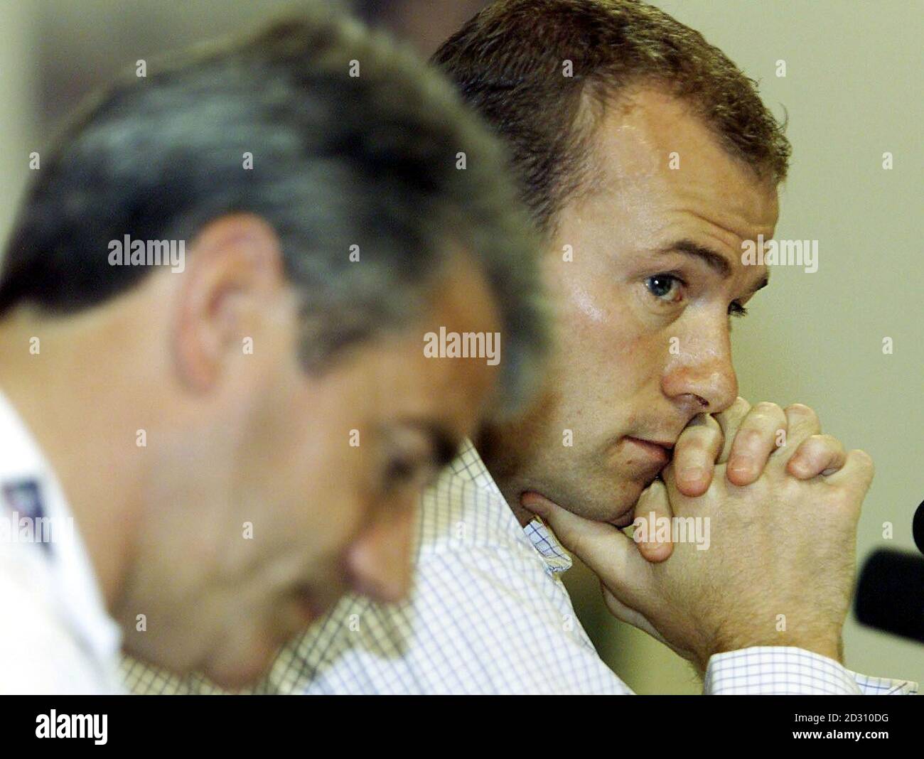 Der englische Kapitän Alan Shearer (R) und Trainer Kevin Keegan halten nach dem Ausscheiden aus der EM 2000 im Trainingszentrum des Teams in Spa, Belgien, eine Pressekonferenz ab. * ...nach der Niederlage Rumäniens im Jahr 3-2 am 20/06/00. Stockfoto