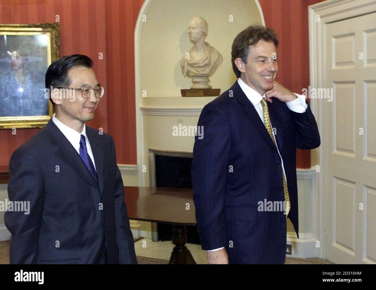 Der britische Premierminister Tony Blair (rechts) trifft in der Downing Street in London den Vizepräsidenten der Volksrepublik China Wen Jiabao. Stockfoto