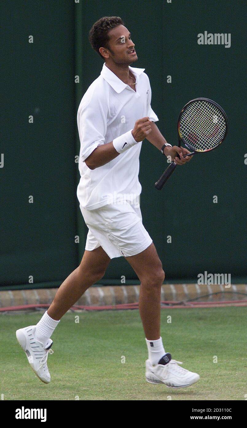 KEINE KOMMERZIELLE NUTZUNG : Großbritanniens Arvind Parmar feiert seinen 6/7 6/3 4/6 6/2 6/3 Sieg über Andre Sa von Brasilien in Wimbledon. Stockfoto