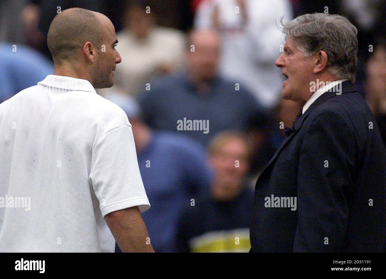 KEINE KOMMERZIELLE NUTZUNG: Andre Agassi (links) von Amerika diskutiert mit Turnierreferent Alan Mills die Spielbedingungen des Center Court. Agassi war während der Lawn Tennis Championships in Wimbledon gegen den amerikanischen Kollegen Todd Martin im Einsatz. Stockfoto