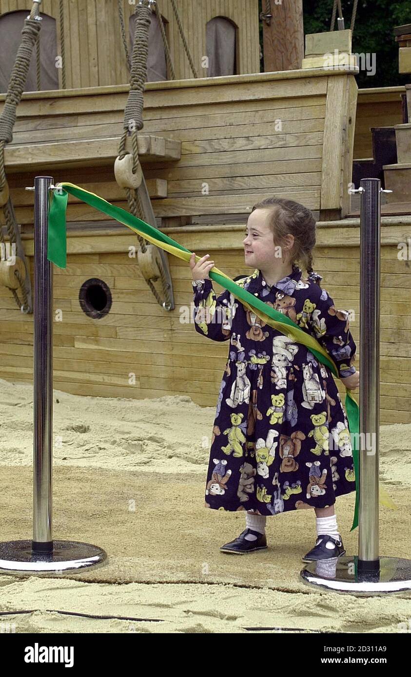 Domenica Monkton im Alter von 5 Jahren, die Tochter von Rosa und die letzte Gottestochter von Prinzessin Diana, eröffnet offiziell den Diana, Prinzessin von Wales Gedenkgarten, im Hyde Park. Stockfoto