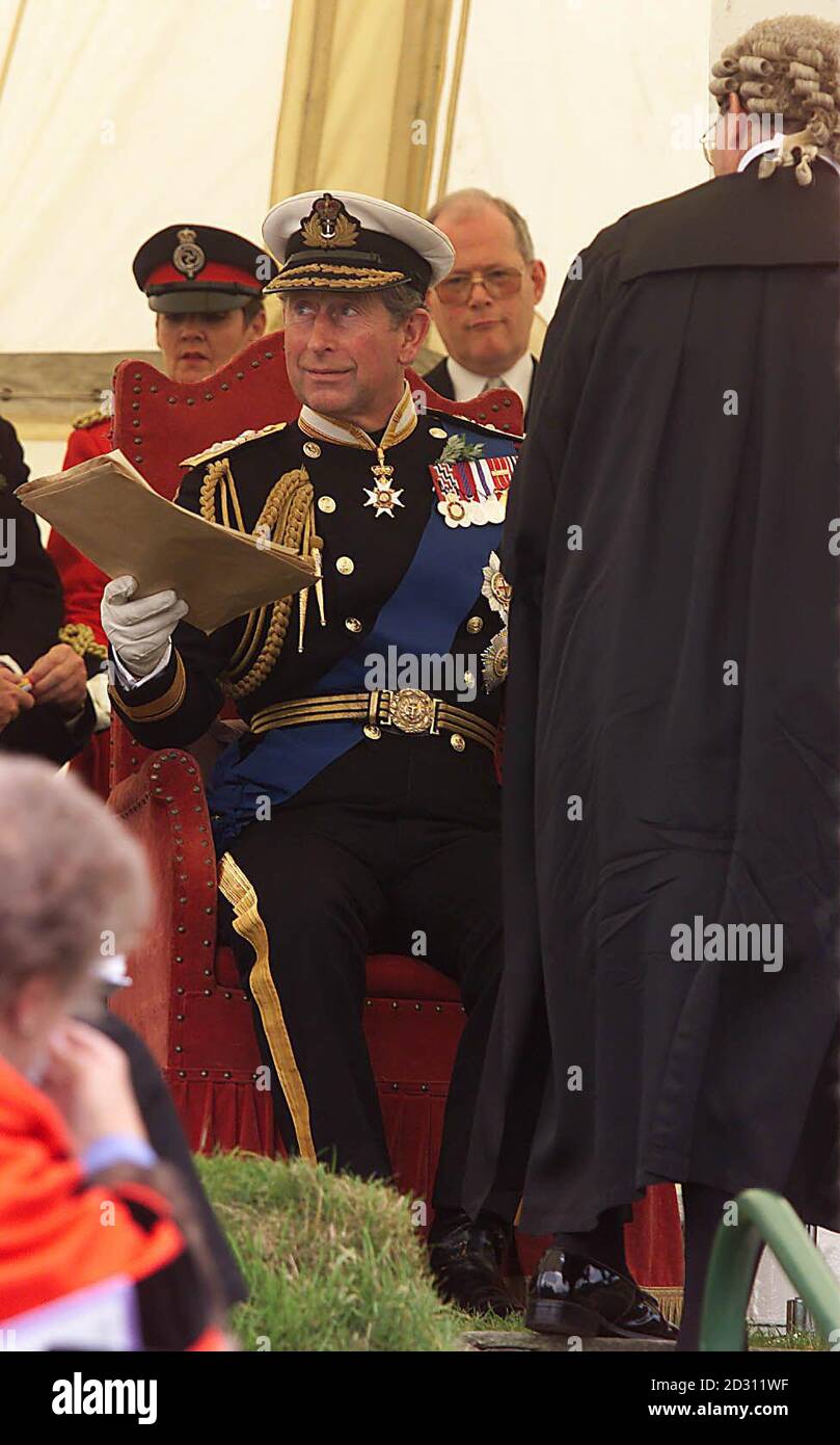 Der Prinz von Wales lächelt, als er im Rahmen der Tynwalder Zeremonie, der jährlichen Sitzung des manx-parlaments im Freien während seines zweitägigen Besuchs auf der Isle of man, mit den Beschwerden mehrerer Inselbewohner überreicht wird. Stockfoto