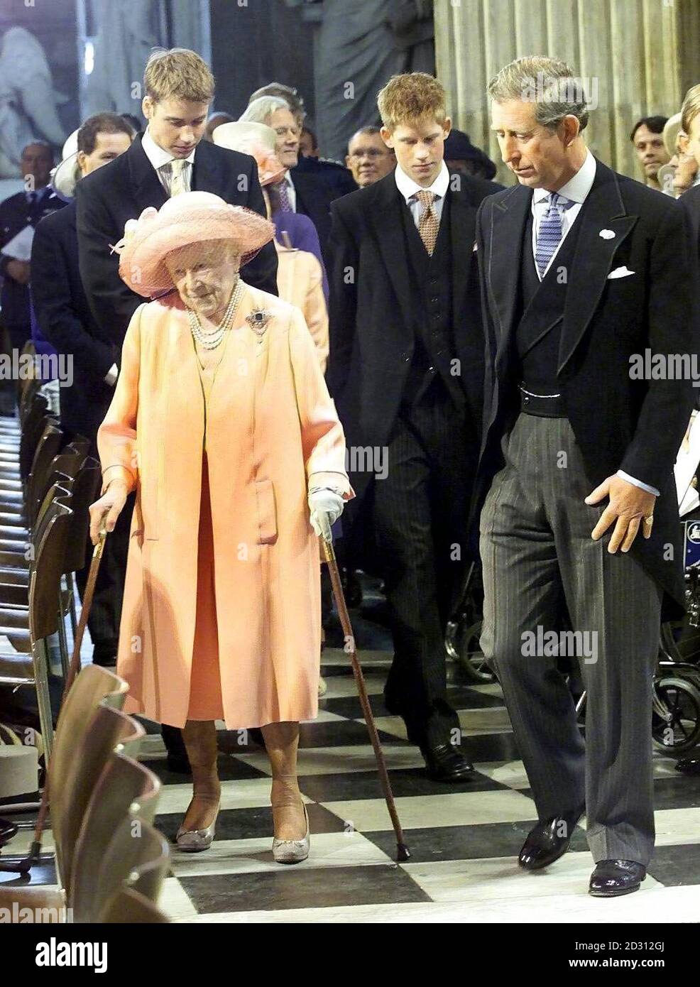 Die Königin-Mutter mit (L-R) Prinz William, Prinz Harry und dem Prinz von Wales, in der St Paul's Cathedral in London, für den Dankgottesdienst zum Gedenken an ihren 100. Geburtstag am 00. Stockfoto