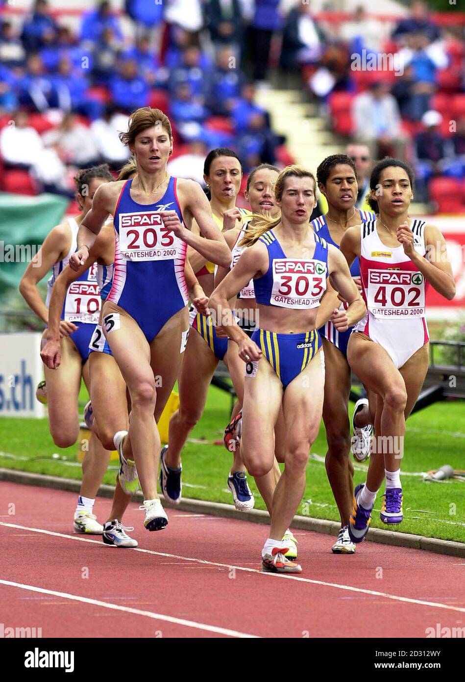 800-Meter-Rennen (L-R) die russische Irina Mistjukewitsch, die britische Tanya Blake (teilweise verdeckt), Marina Makarova und die deutsche Linda Kisabaka während des Spar European Cup 2000 in Gateshead. Stockfoto