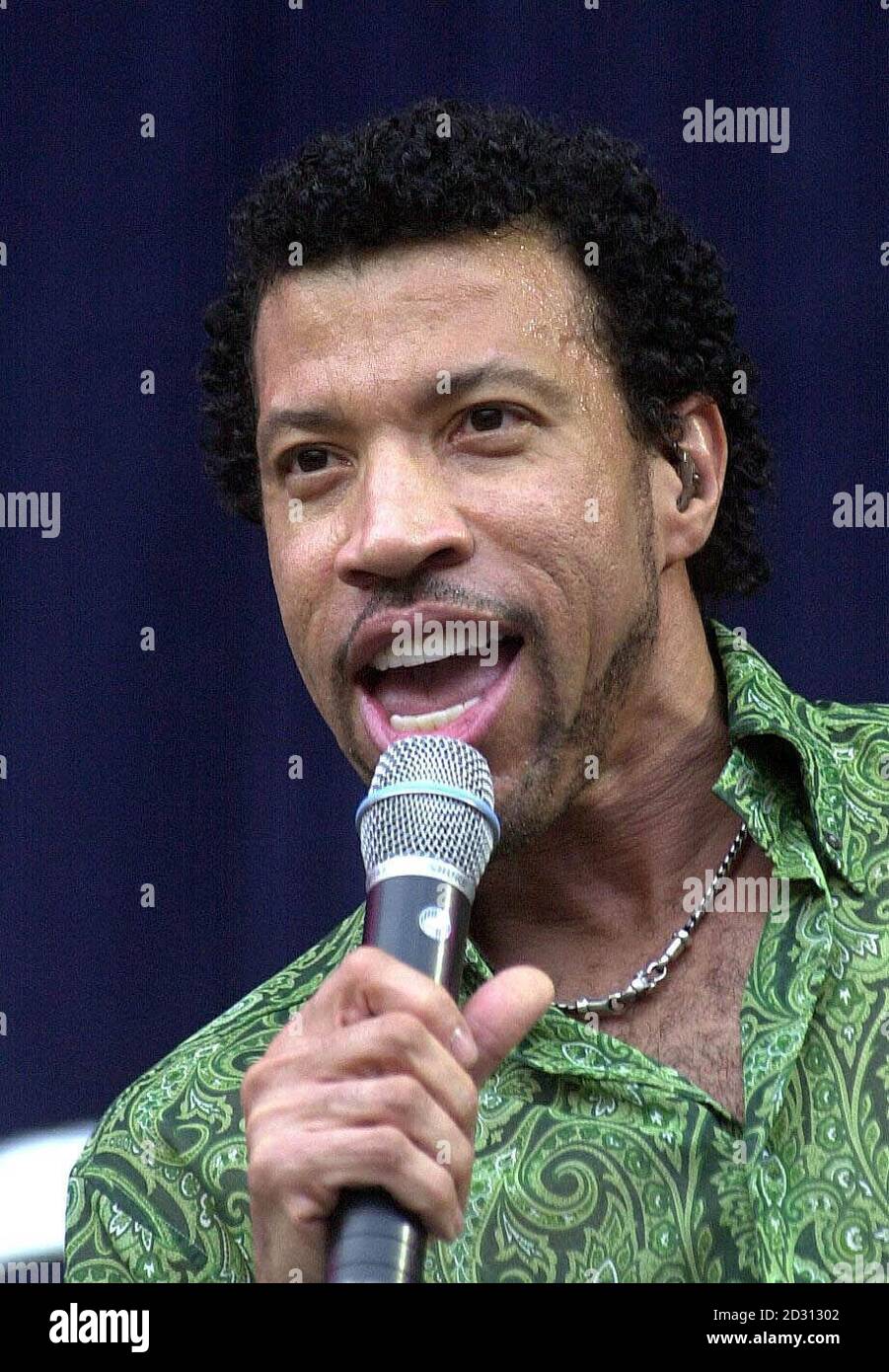 Der amerikanische Sänger Lionel Richie auf der Bühne im Wembley Stadium, London während Tina Turner's letzter Live-Performance in Großbritannien. Stockfoto