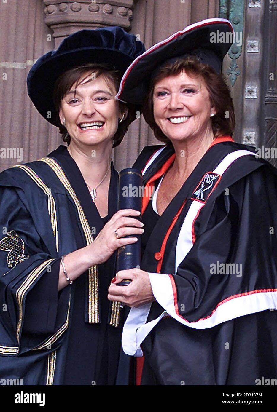 TV-Moderatorin Cilla Black, 54, (R) lacht mit der Frau des Premierministers Cherie Booth, 46, Kanzlerin der John Moore's University in Liverpool, nachdem sie an der Verleihung des Ehrenstipendiums von Cilla Black in der Anglikanischen Kathedrale von Liverpool teilgenommen hatte. Stockfoto