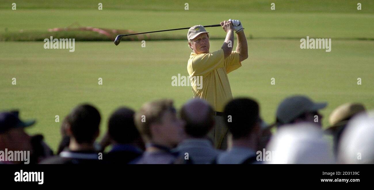 Ein großes Publikum beobachten, wie der ehemalige Open Champion Jack Nicklaus während seiner zweiten Runde der Open Golf Championship 2000 in St. Andrews in Schottland das 2. Loch abschlagen kann. Stockfoto