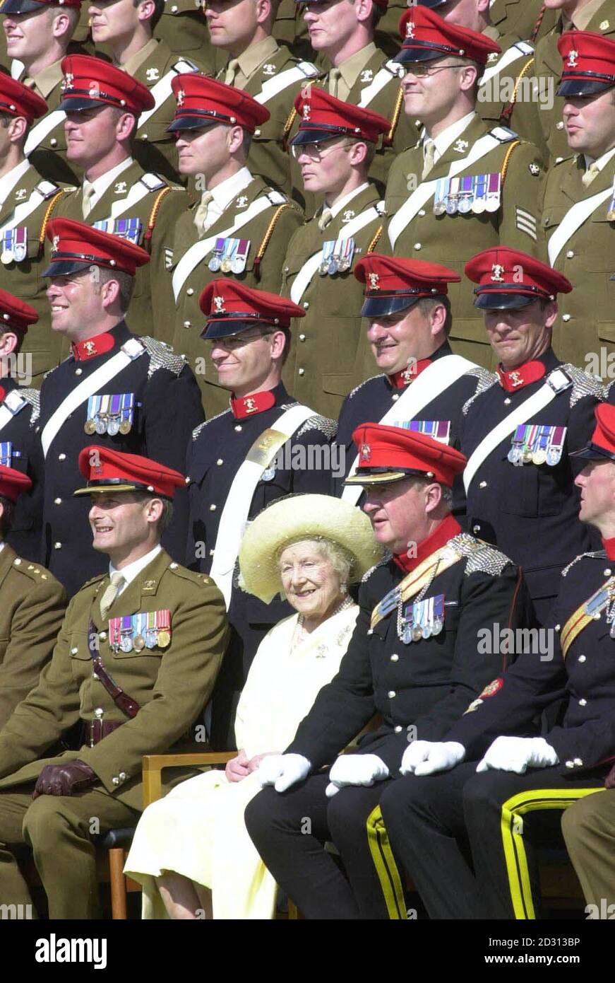 Die Königin-Mutter mit den 9./12. Royal Lancers, deren Ehrenoberst sie ist, um das Regiment in den Robertson Barracks in Norfolk mit neuen offiziellen Kampffarben zu sehen. Stockfoto