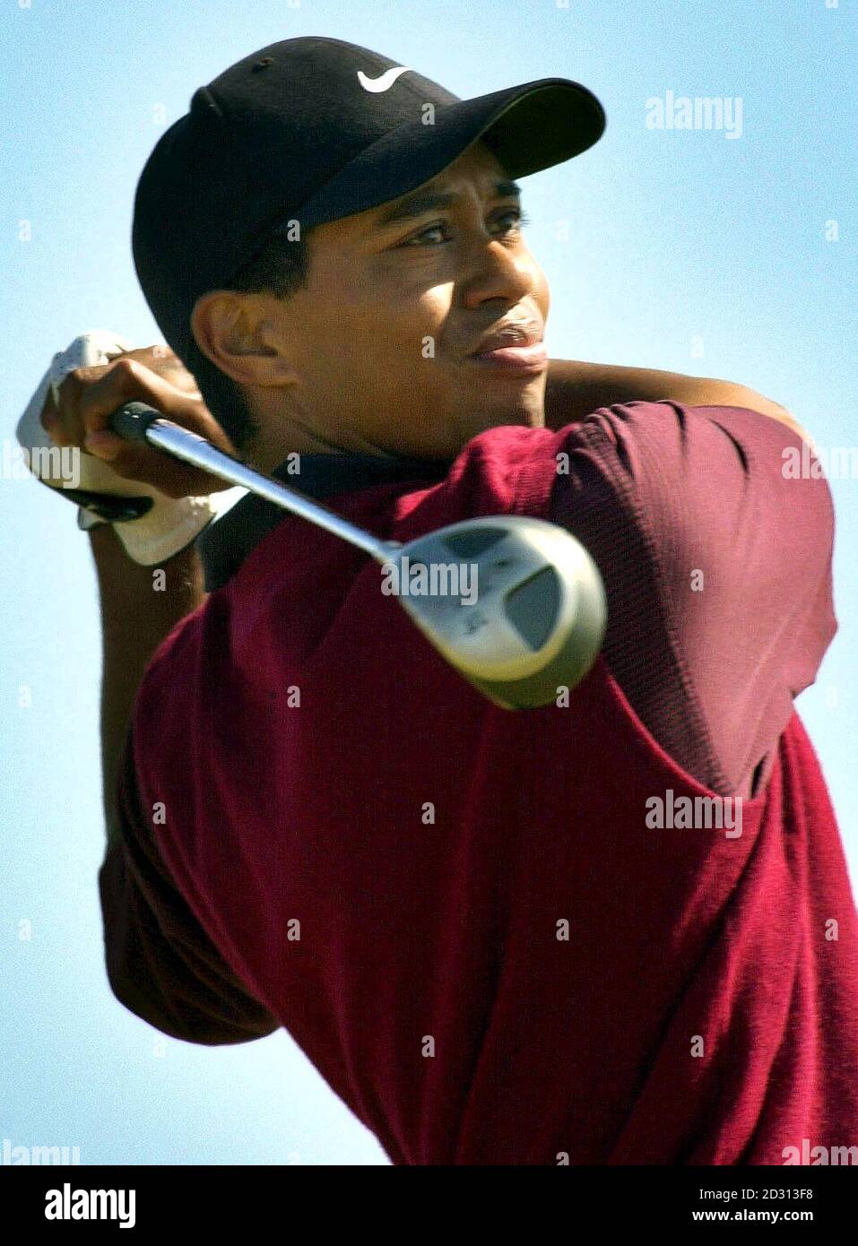 Tiger Woods fährt vom 6. Abschlag während des letzten Tages der Open Championship in St. Andrews, Schottland. 16/5/01: Woods mag der größte Golfer der Welt sein, aber neue Forschungen legen nahe, dass er auch die richtigen Qualitäten besitzen könnte, um eine treibende Kraft im Geschäft zu werden. * und während er in die Fußstapfen von Business-Gurus wie Bill Gates von Microsoft tritt, könnten diejenigen, die normalerweise im Sitzungssaal ihre Spuren hinterlassen, stattdessen auf dem Golfplatz für Aufsehen sorgen. Denn ein führender Sportpsychologe hat auf die Theorie getroffen, dass Golfer und Geschäftsleute aus dem gleichen Material bestehen, was bedeutet, dass sie al gehen könnten Stockfoto