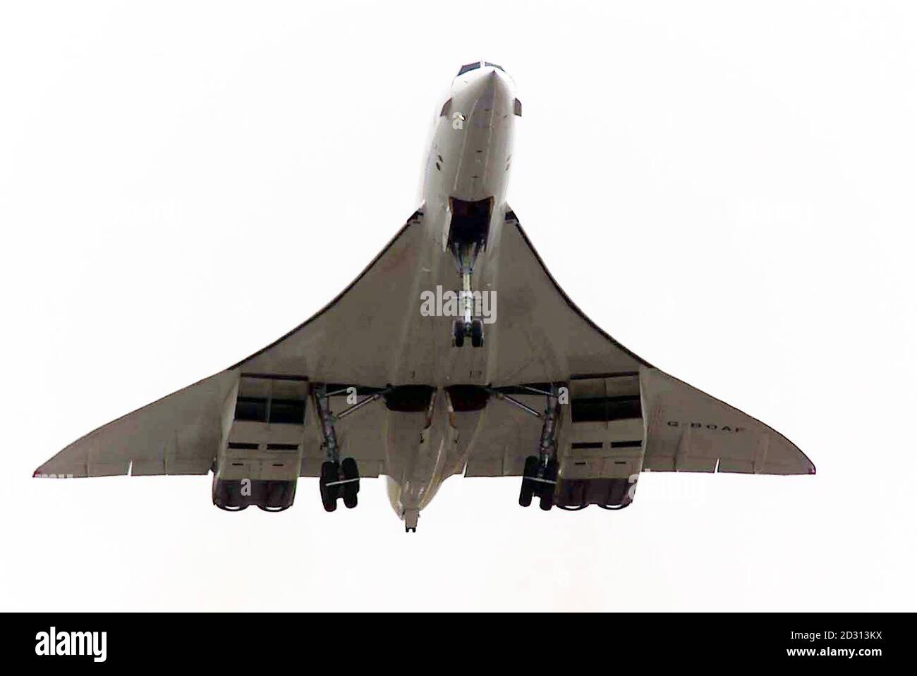 Eine British Airways Concorde hob weniger als 24 Stunden vom Londoner Flughafen Heathrow ab, nachdem eines der Flugzeuge in Paris abgestürzt war und 113 Menschen getötet hatte. BA entschied sich für Schieß los. mit dem Flug nach New York, nachdem sie über Nacht umfangreiche Kontrollen ihrer Flotte durchgeführt hatte. * 26/07/00 einer British Airways Concorde. BA flog zum ersten Mal seit letztem Sommer einen seiner Concordes. Mit dem Chef-Concorde-Piloten Captain Mike Bister an den Kontrollen nahm das Überschallflugzeug vom Flughafen Heathrow ab, um einen dreistündigen 40-minütigen Testflug in den Atlantik zu Unternehmen. Der Verifizierungsflug, der Stockfoto