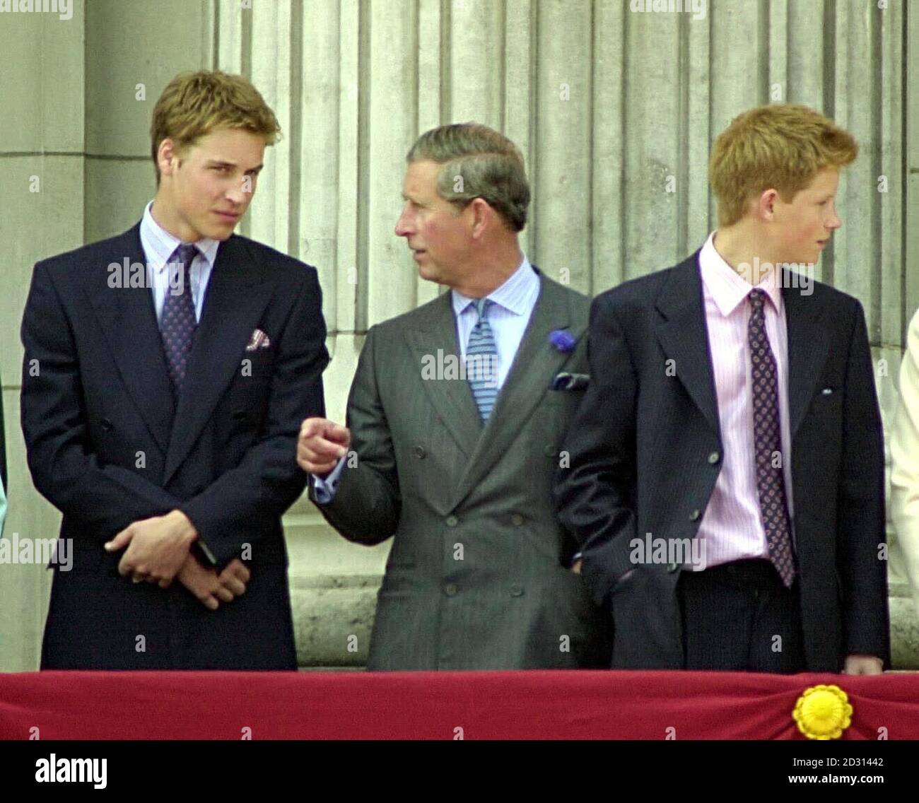 (L-R) Prinz William, Prinz von Wales und Prinz Harry auf dem Balkon des Buckingham Palace, während Queen Elizabeth, die Königin Mutter 100.Geburtstag Feiern in London. Stockfoto