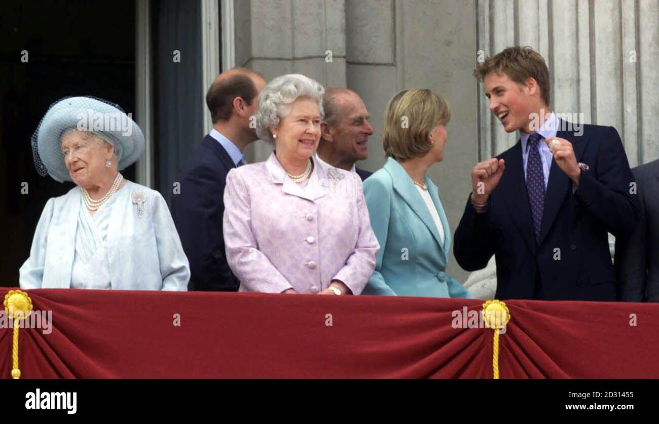 Prinz William (R) genießt die Musik mit dem Rest der königlichen Familie auf dem Balkon des Buckingham Palace während der Feierlichkeiten zum 100. Geburtstag der Königin Elizabeth. * 07/04/02: Prinz William (rechts) genießt die Musik mit dem Rest der königlichen Familie auf dem Balkon des Buckingham Palace während der Feierlichkeiten zum 100. Geburtstag der Königin Elizabeth. In einem Interview mit der Pressevereinigung, kurz nach der Prozession, in der der Sarg der Königin Mutter von der Queen's Chapel zur Westminster Hall gebracht wurde, wo sie bis zu ihrem Begräbnis, der PRI, in einem Zustand liegen wird Stockfoto