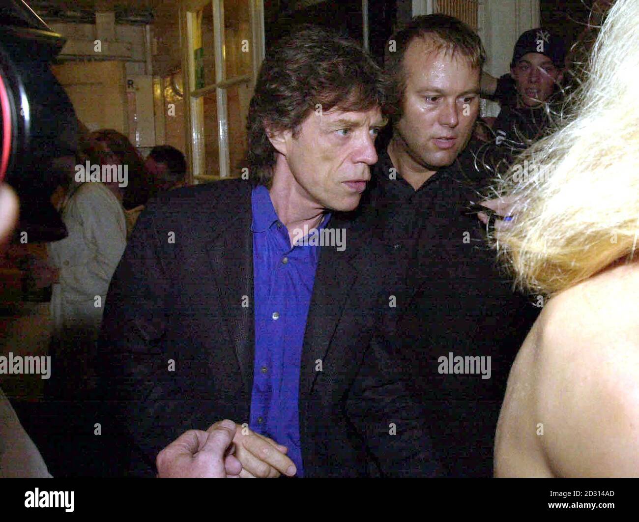 Mick Jagger der Rolling Stones verlässt das Geilgud Theatre in London, nachdem er sich das offizielle West End-Schauspieldebüt seiner Ex-Frau Jerry Hall in The Graduate angesehen hat. Stockfoto